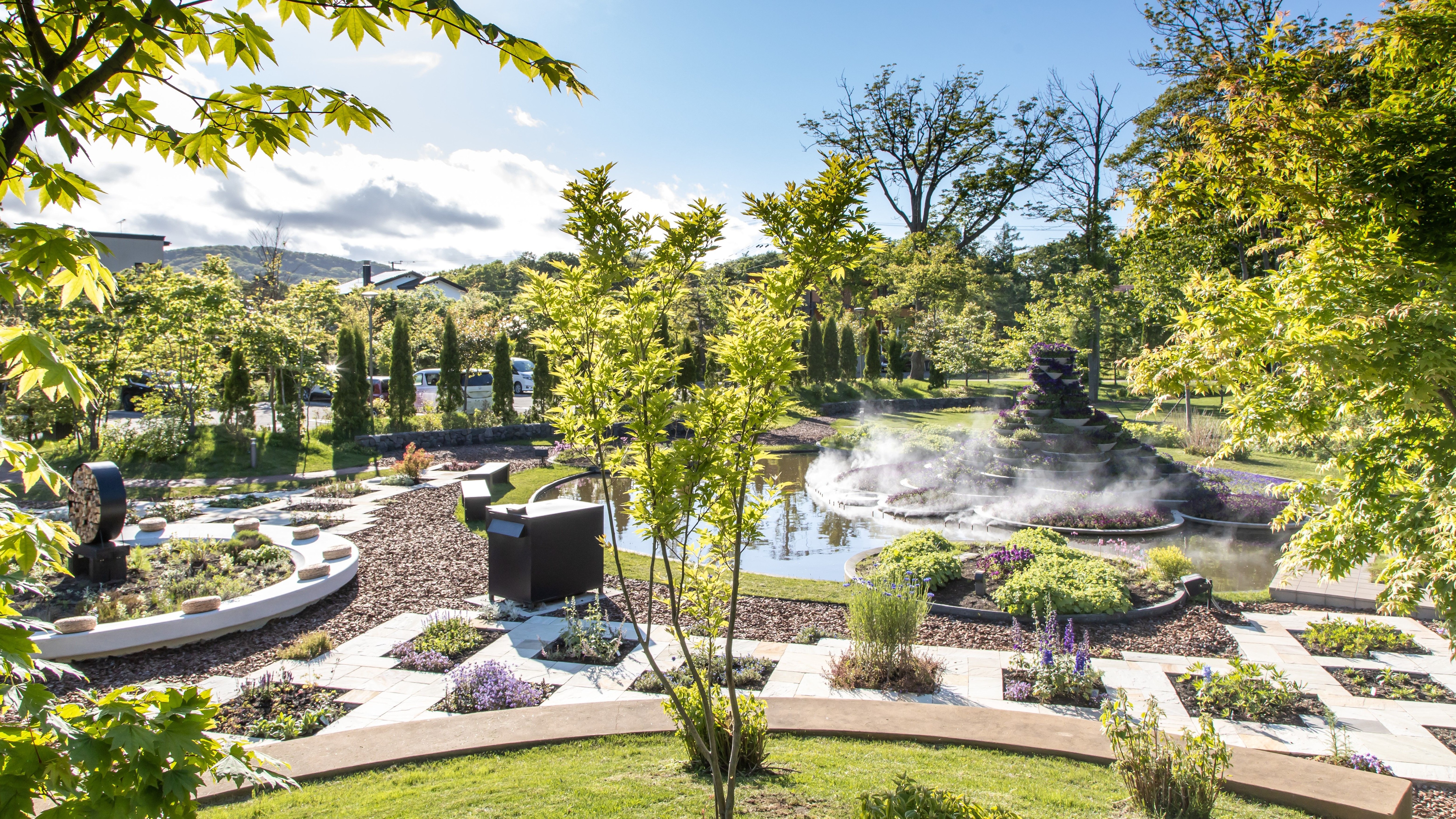 ◆エプイボタニカルガーデン／日中の庭は日差しをめいっぱいあびた植物たちが華やかなガーデンを演出（イメ