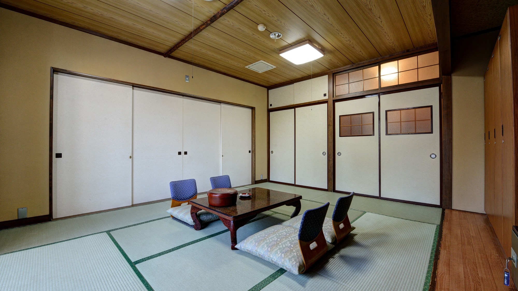 *[10 tatami Japanese-style room with a special price] This Japanese-style room is connected to the next room by a sliding door, so it is special price.