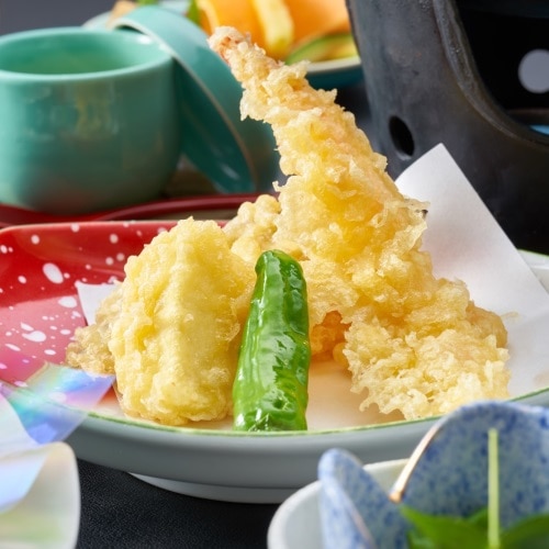 Kaiseki cuisine using seasonal ingredients changes monthly.