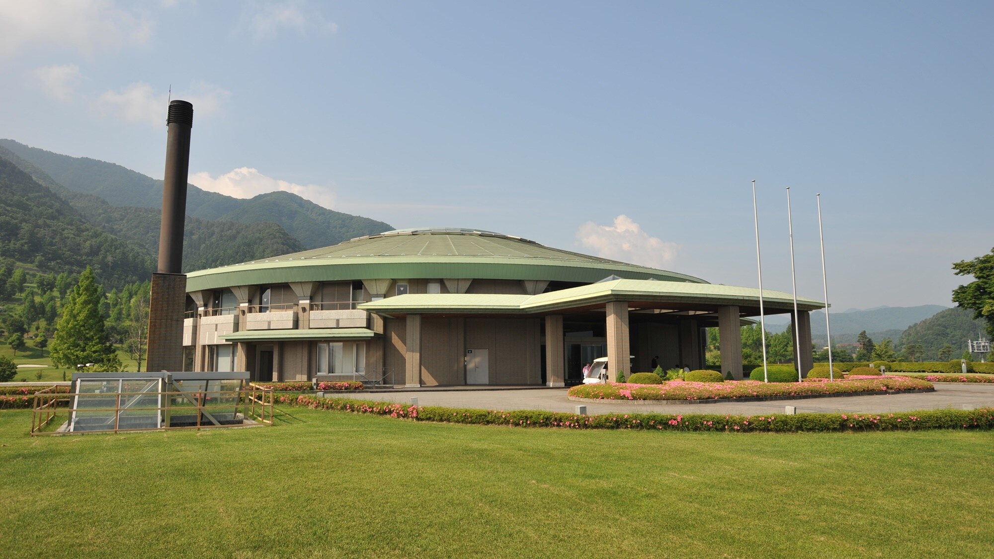 *A luxurious clubhouse attached to a hotel. Enjoy a gentle and quality time here.
