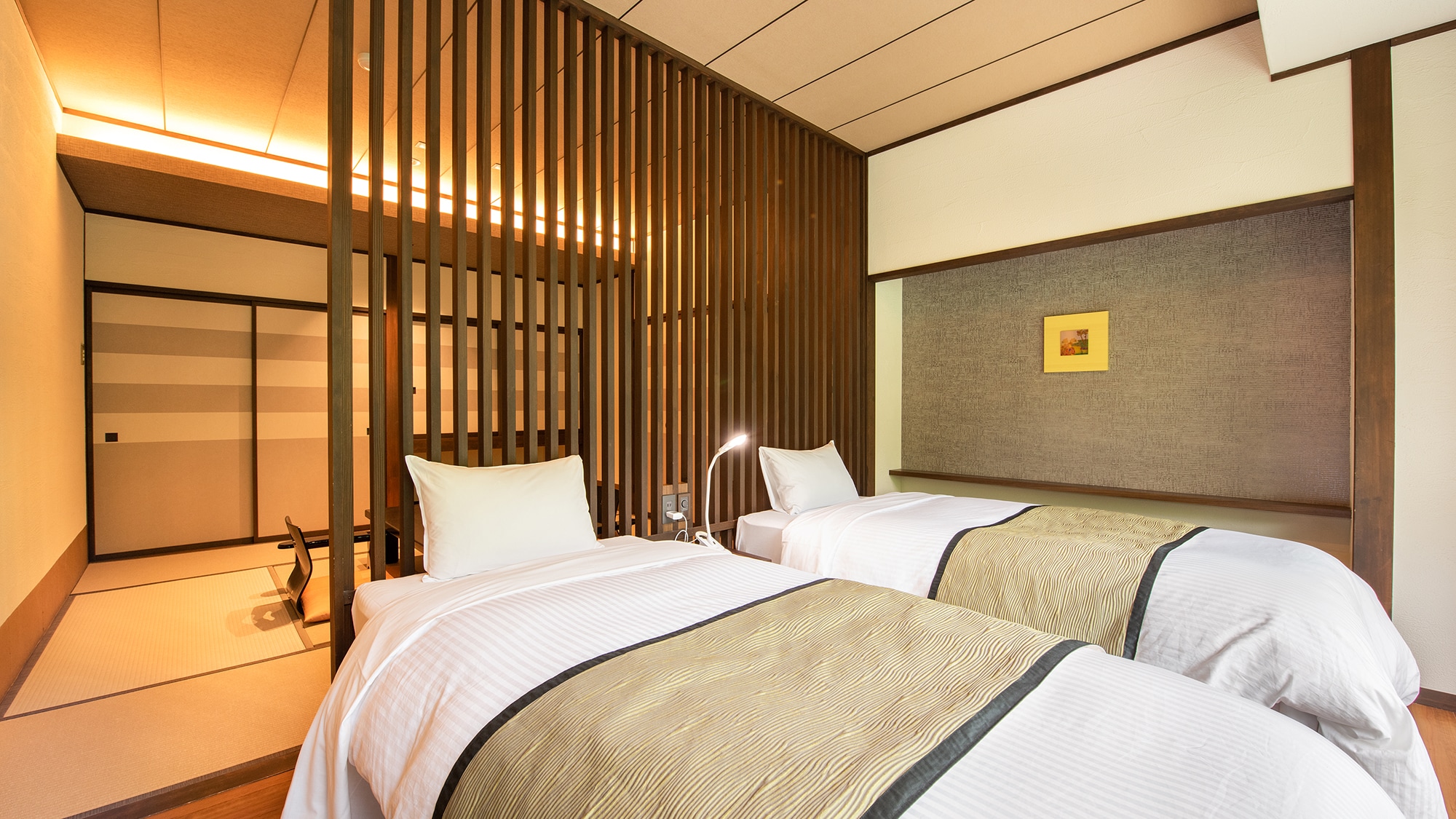 [Modern Japanese-Western room] Top floor guaranteed! <8 tatami + 2 beds>