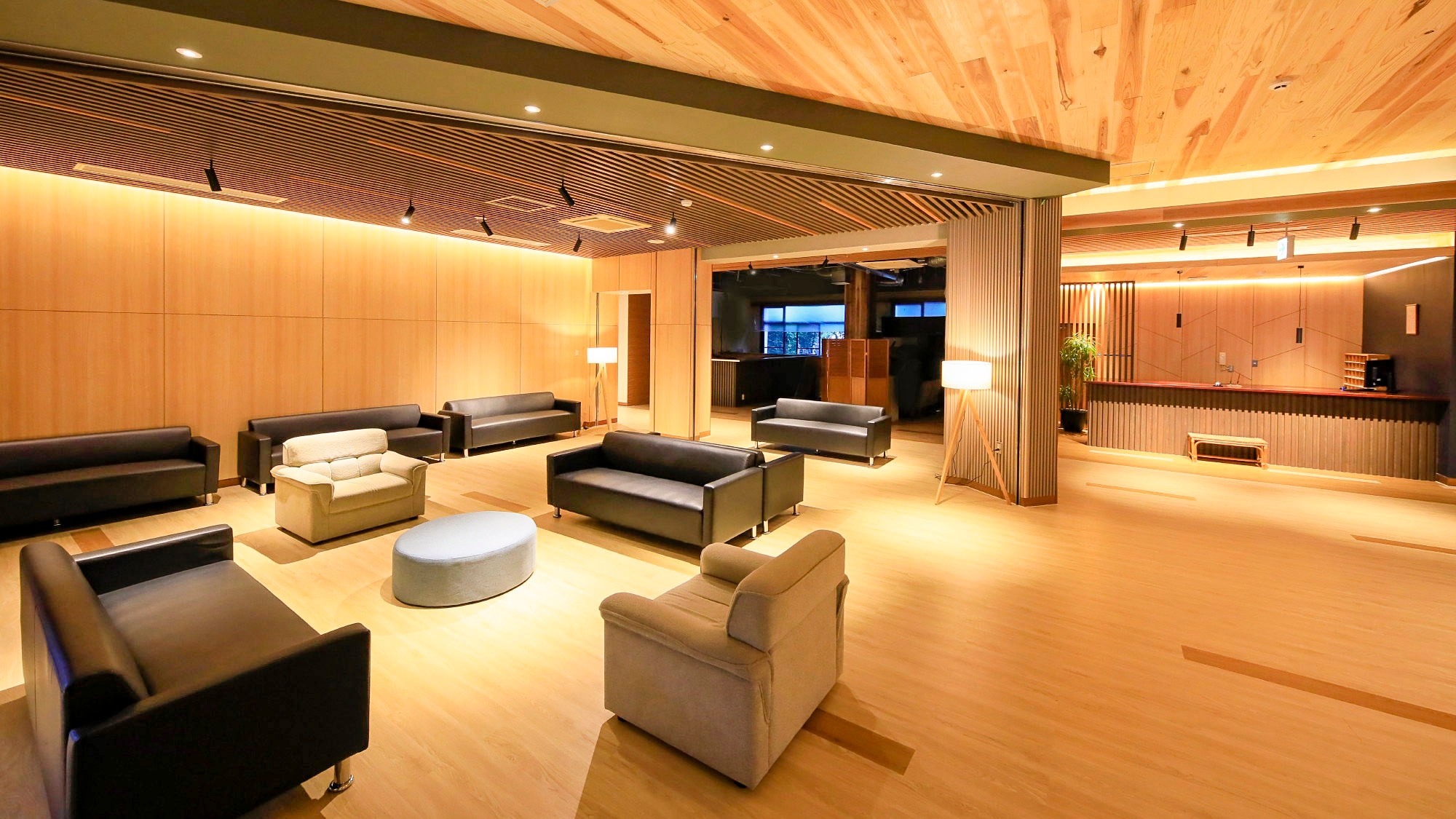 [Lobby] A spacious lobby with a modern atmosphere