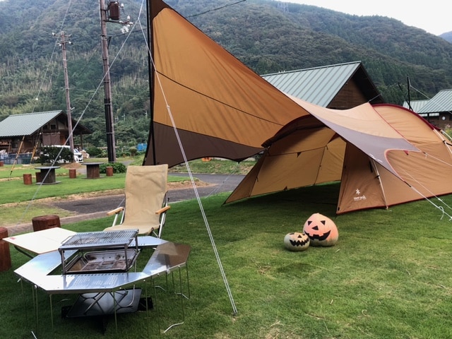 กระท่อมตั้งแคมป์กลางแจ้ง