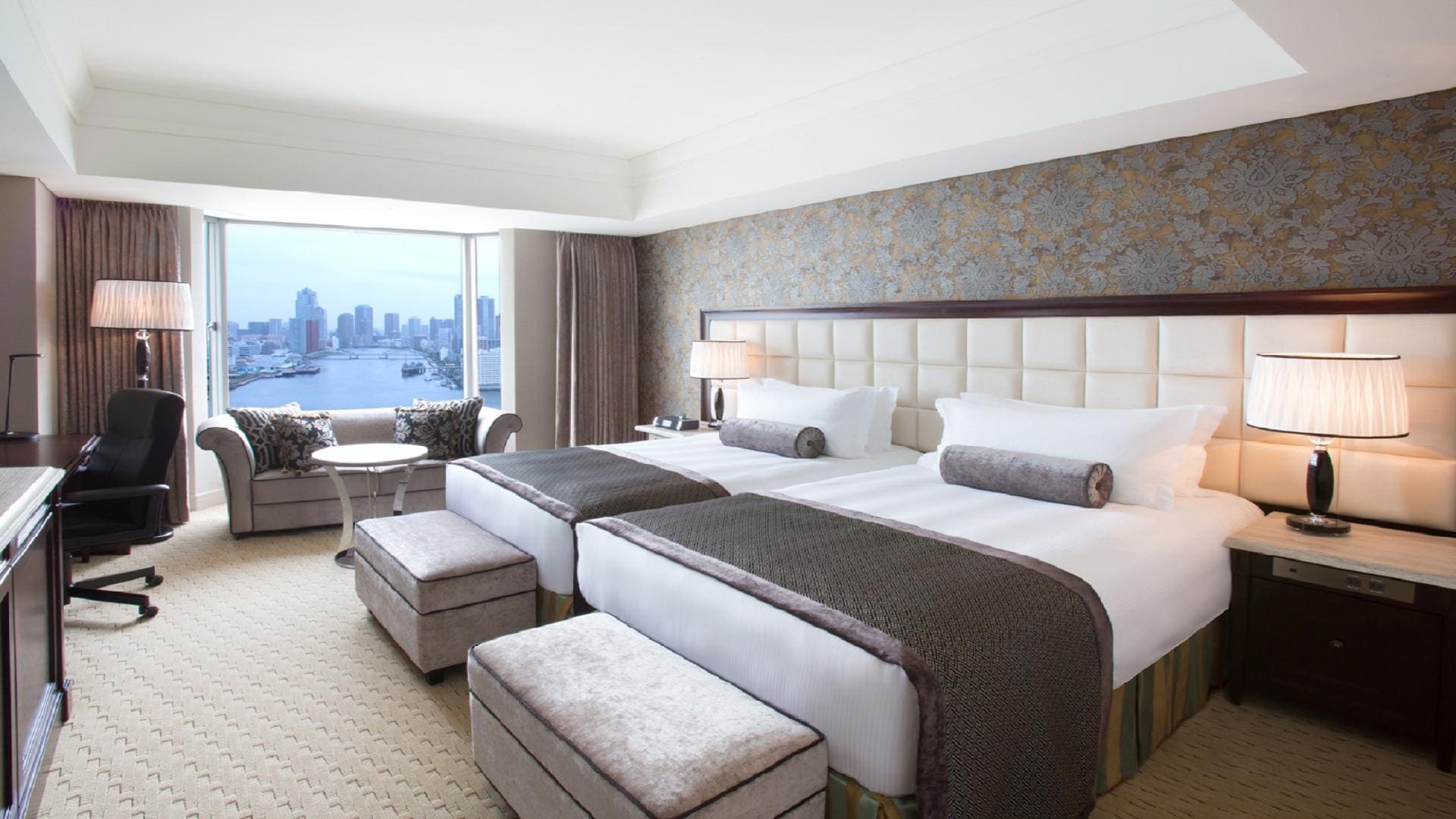 Club floor superior river view (* example)
