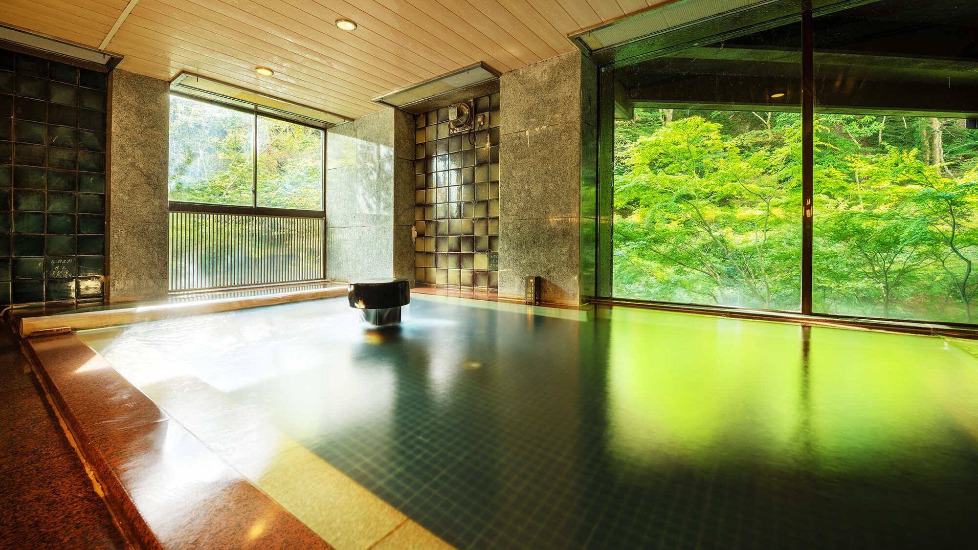 ■ Large communal bath ■ An inn owned by a private source, which is rare even in Higashiyama Onsen. Enjoy a bath while watching the beautiful spring, summer, autumn and winter of Aizu.