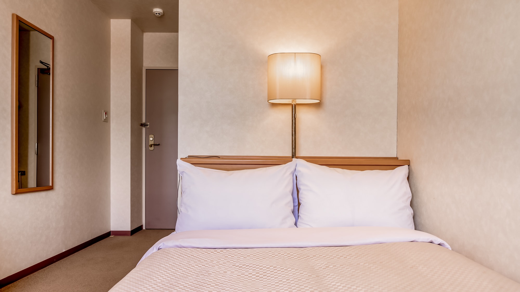 [Recommended for couples] Semi-double bed for two people.