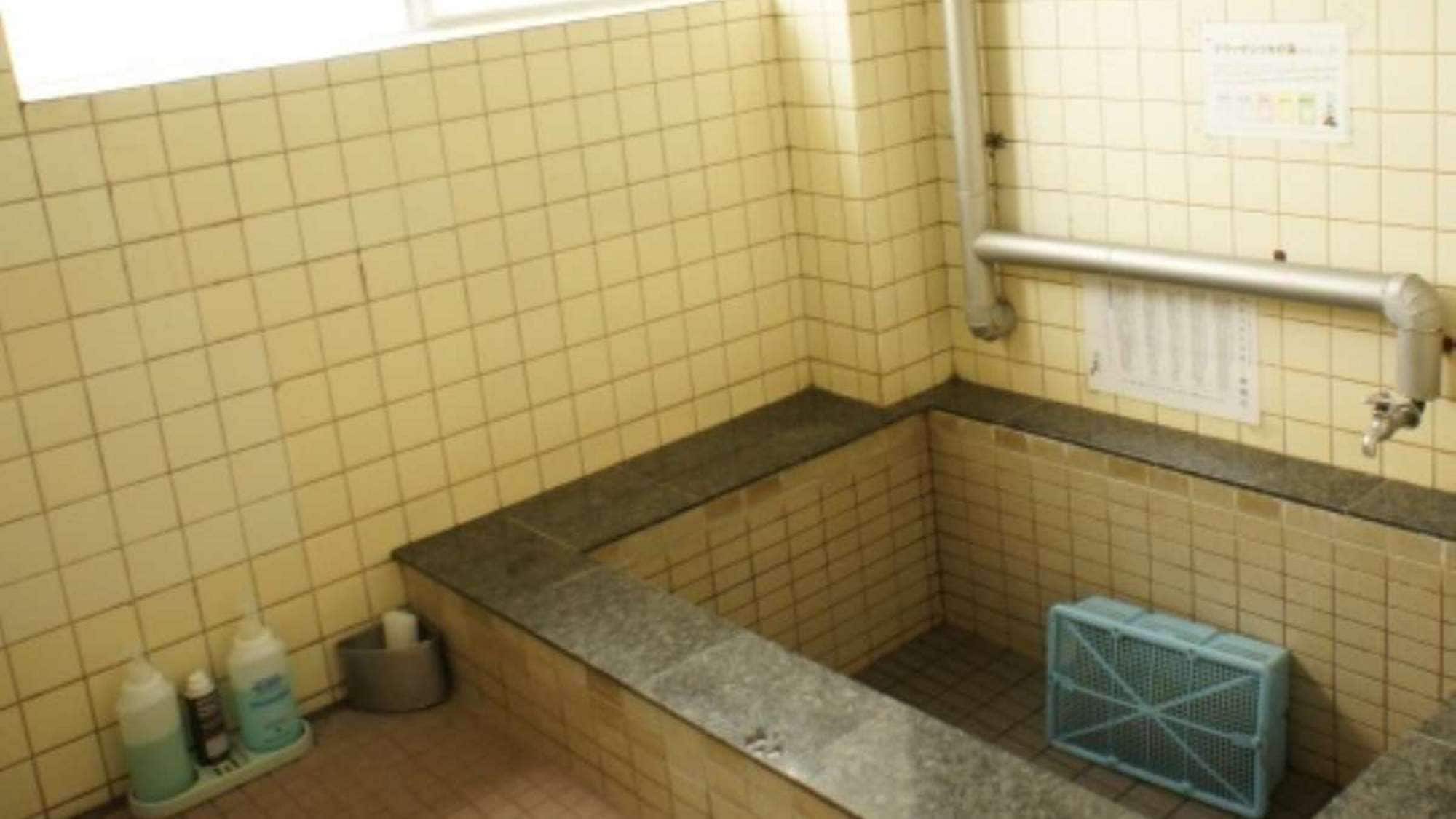 *This bath is for men only.