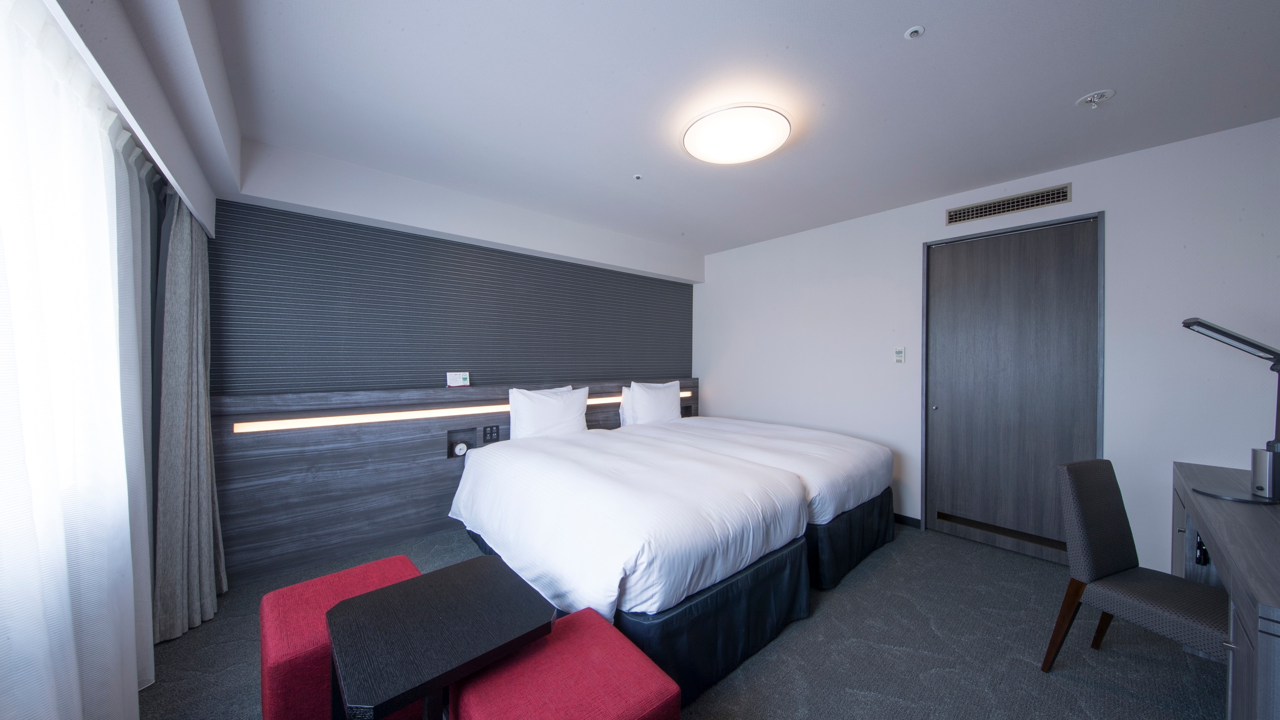 Hollywood Twin Room, window side, 24m2, 2 beds (110cm each), 50-inch TV
