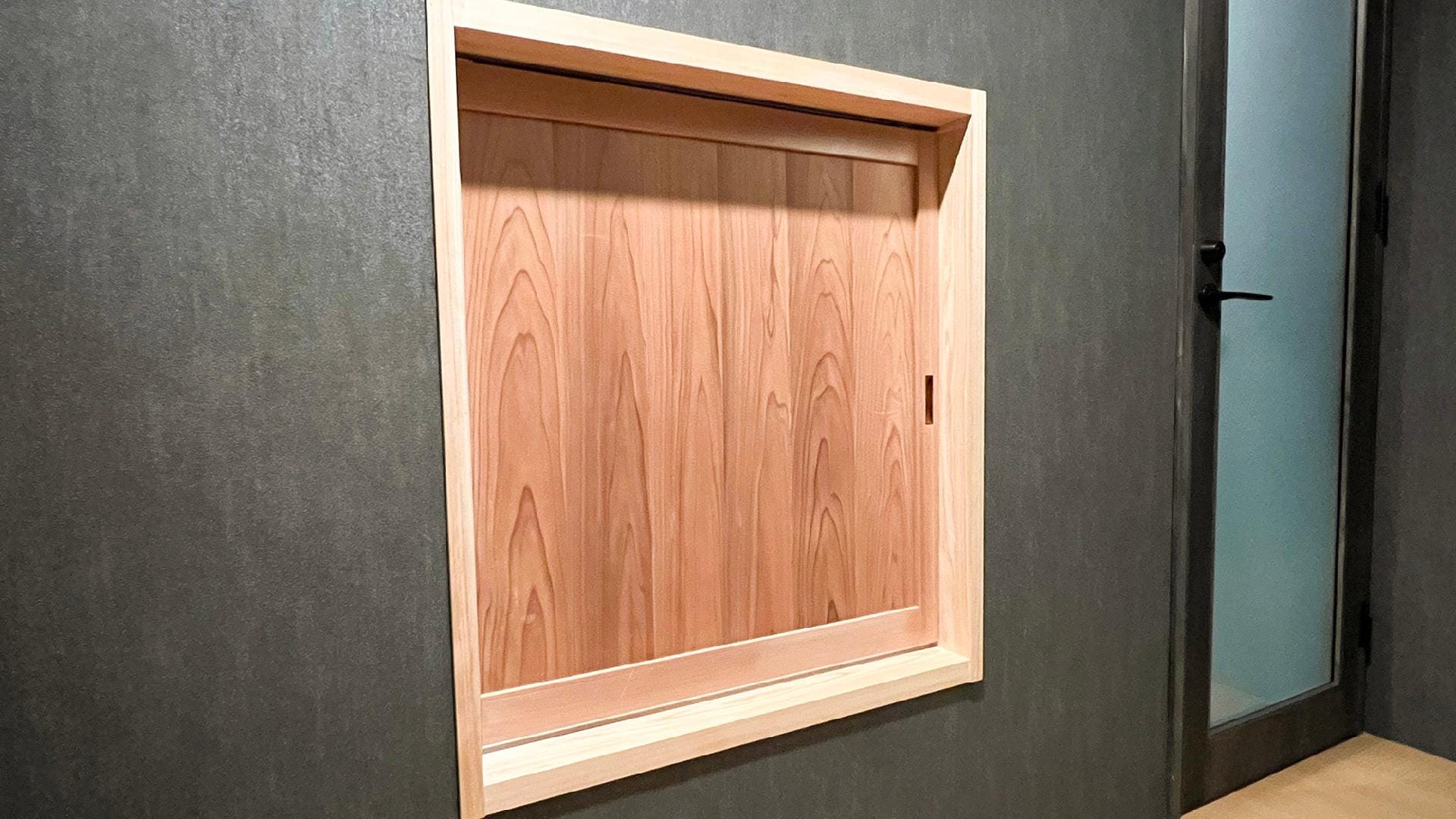 ・[Bedroom] Based on the concept of a tea room, the entrance is a "nijiriguchi" (a passage through which the entrance opens). It is designed to allow you to feel the culture of tea ceremony.