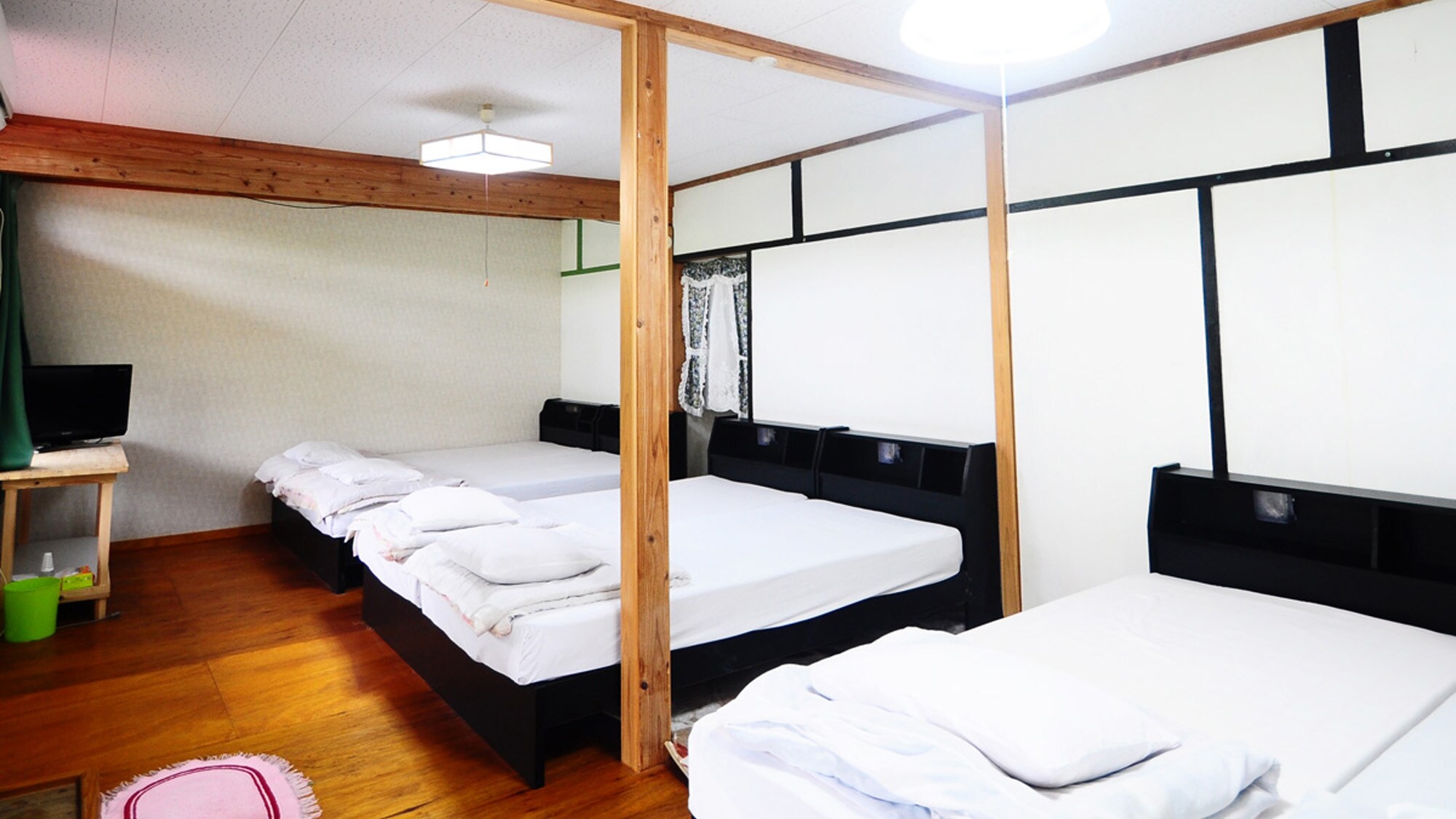 [Western-style room for 5 people] This room is for 4 to 5 people.