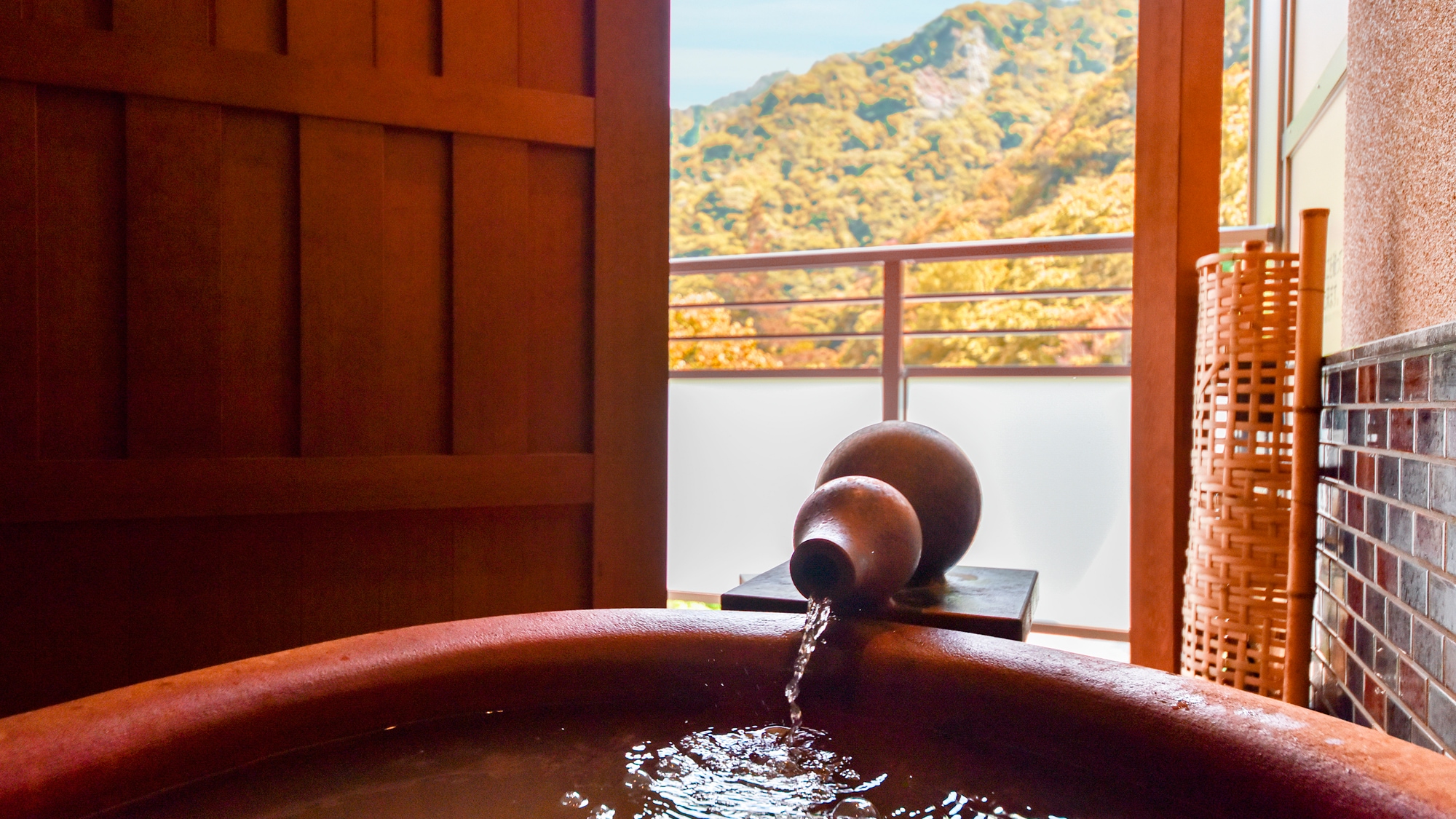 【本馆：带金泉露天浴池的日式房间C】在红叶季节可以看到有马三山色彩绚丽的汤文谷山。