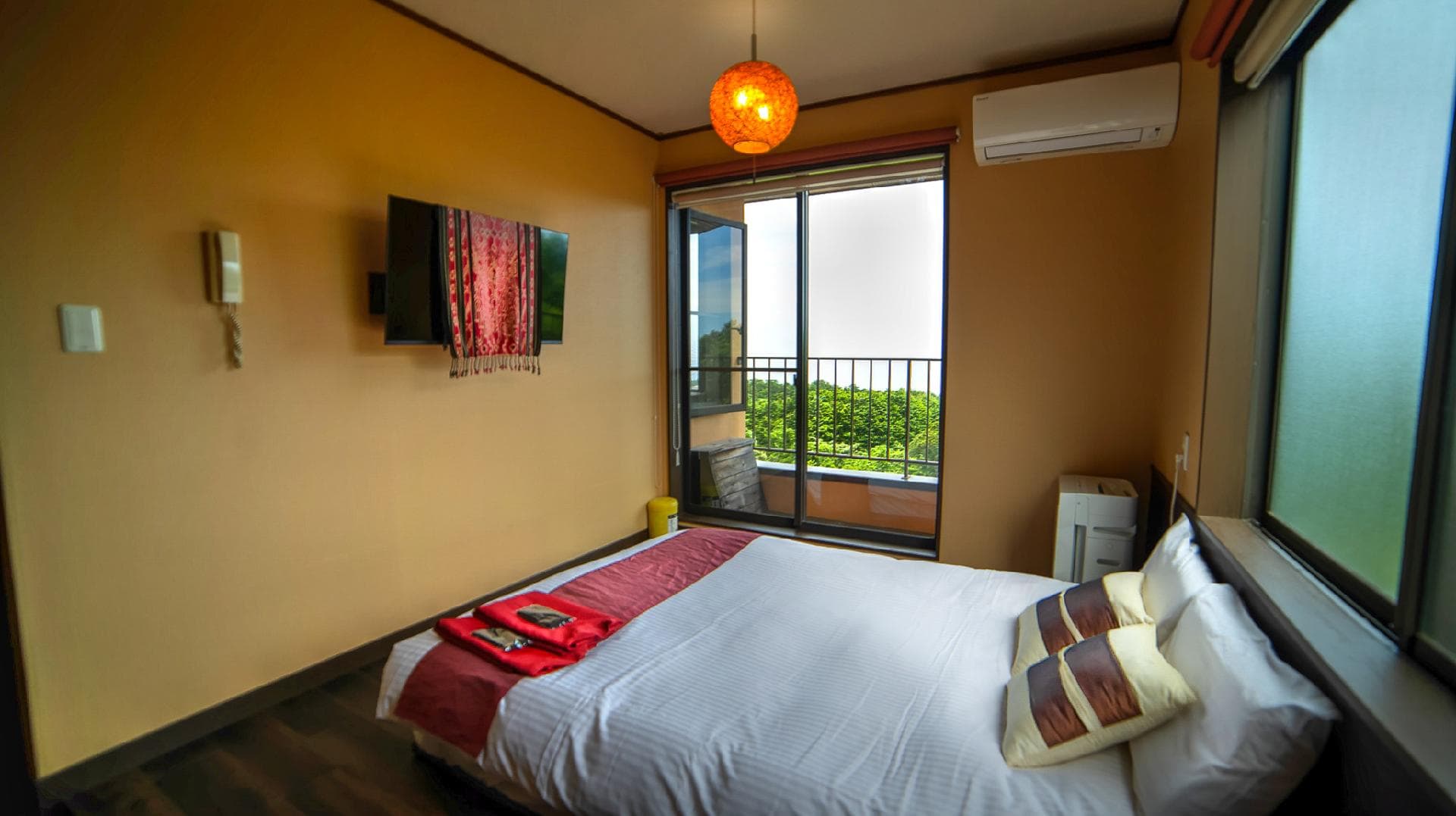 [Hana] One low-type double bed is available.