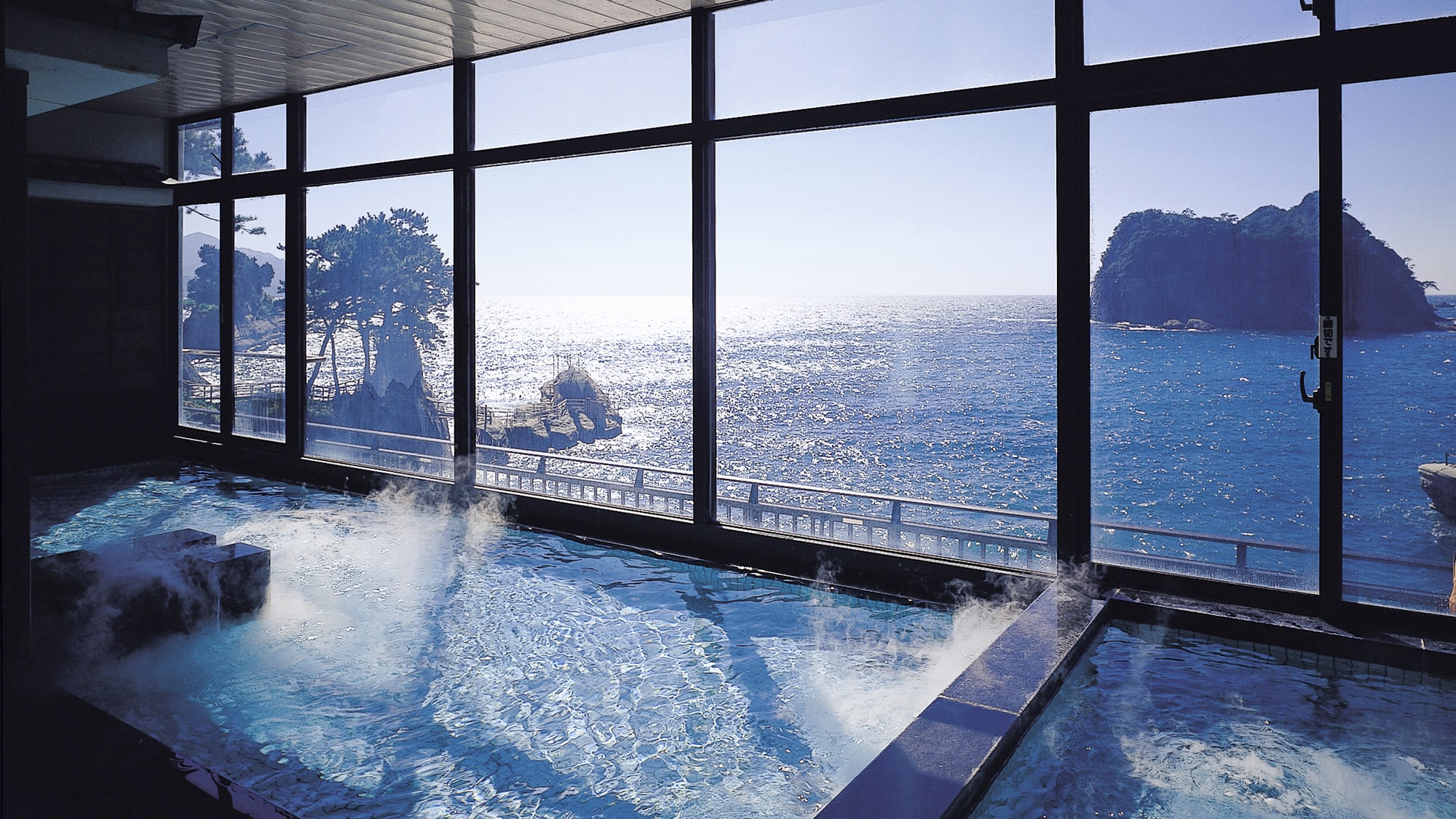 ■ Enjoy a refreshing view of the ocean. The weak alkaline spring water is also good for your skin. [Large open-air bath]