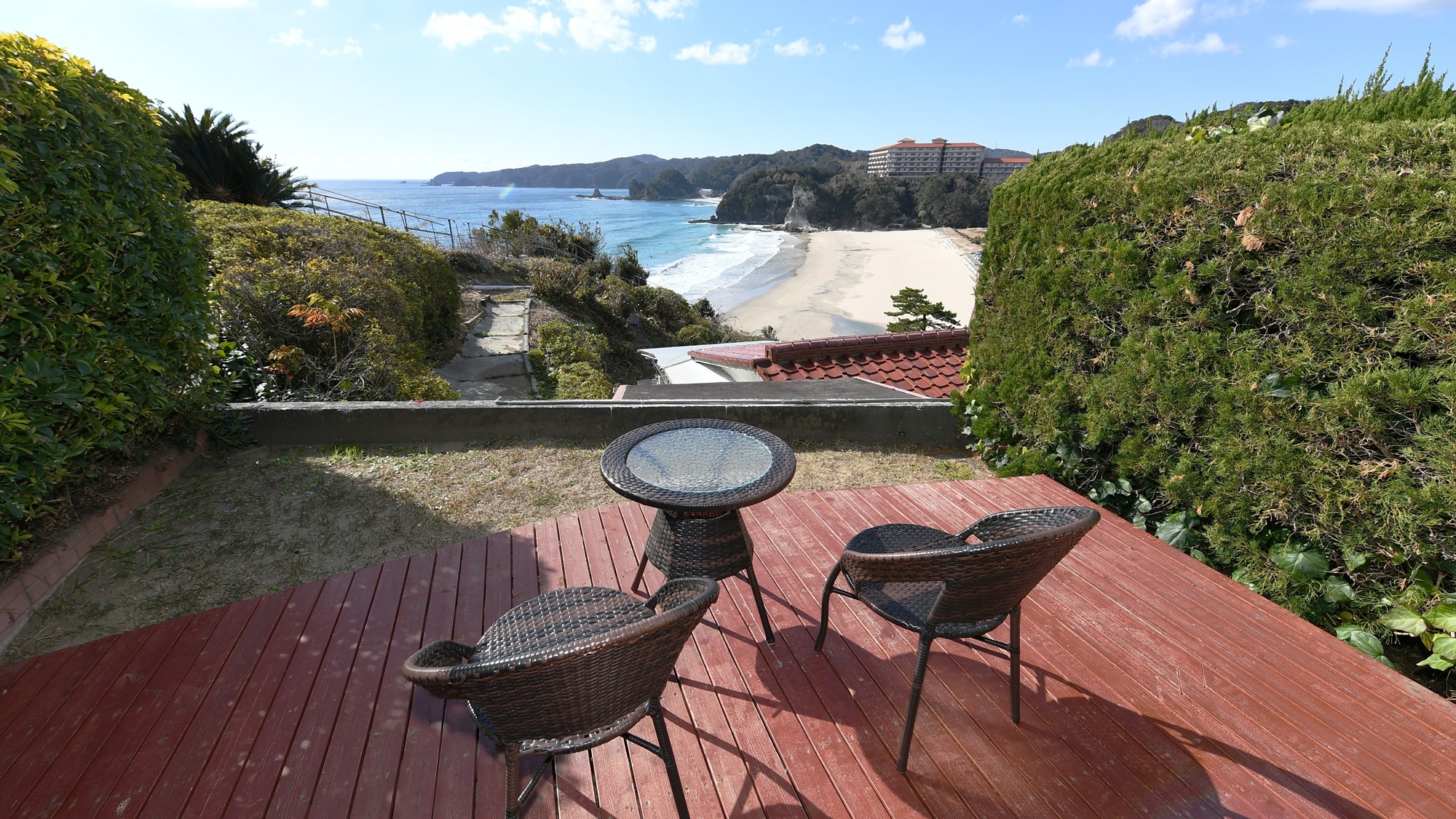 A special room with an open-air rock bath (Room 415) on the 4th floor overlooking the sea