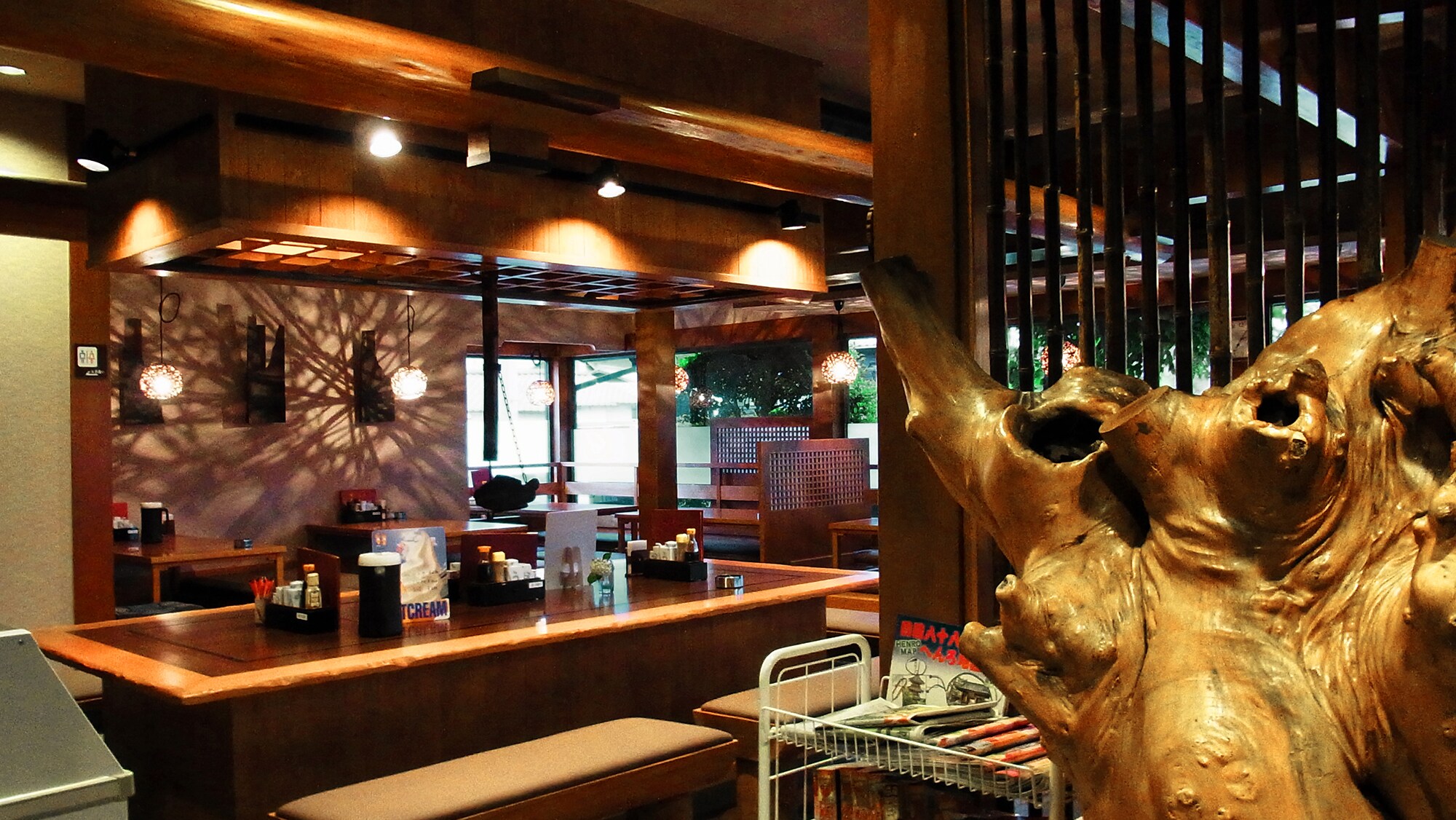 * 1F Restaurant: A Japanese restaurant with stylish lighting design.
