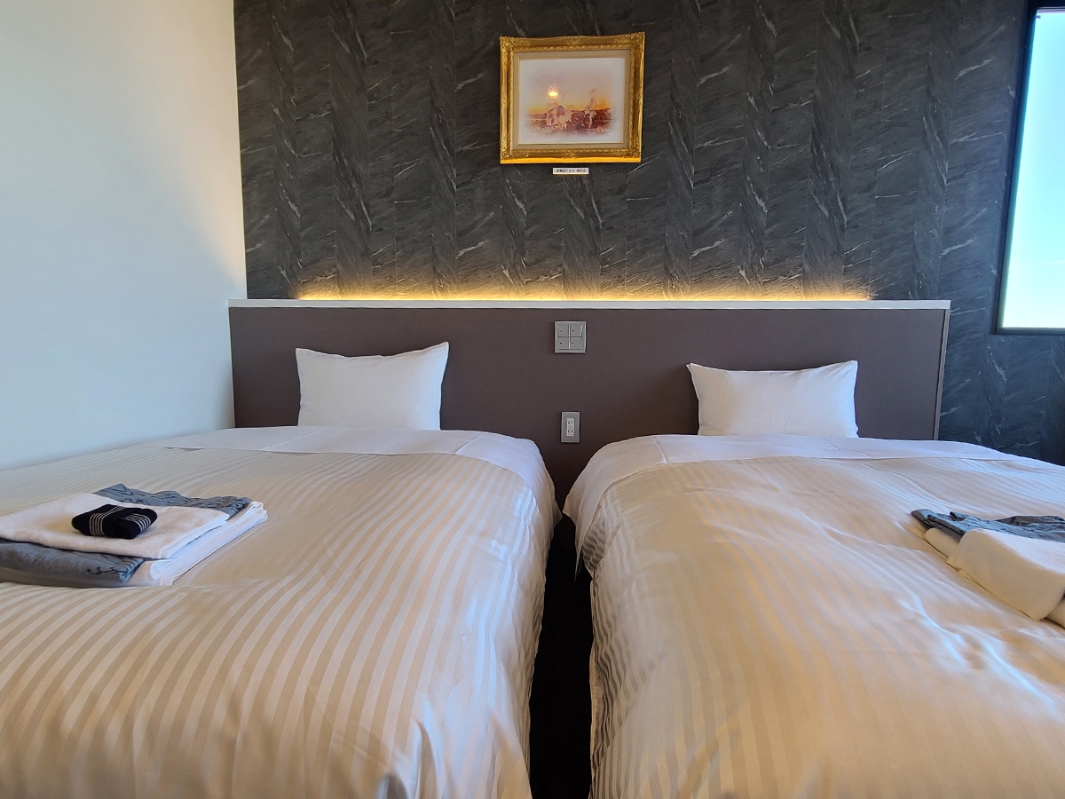 Main room has two 120cm twin beds (movable)
