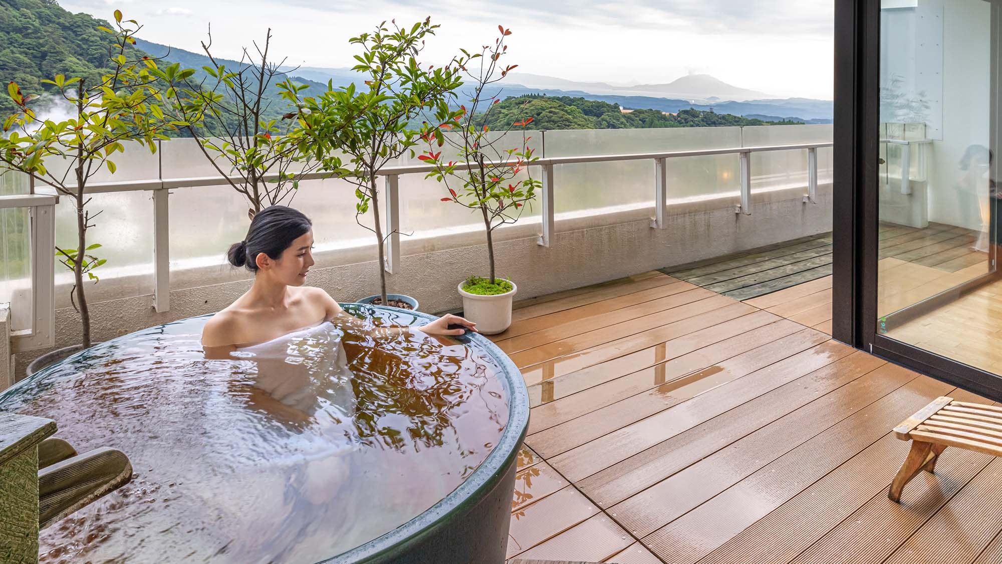 [Top floor] Premier deluxe Japanese-Western style room (with open-air bath) / 64 square meters