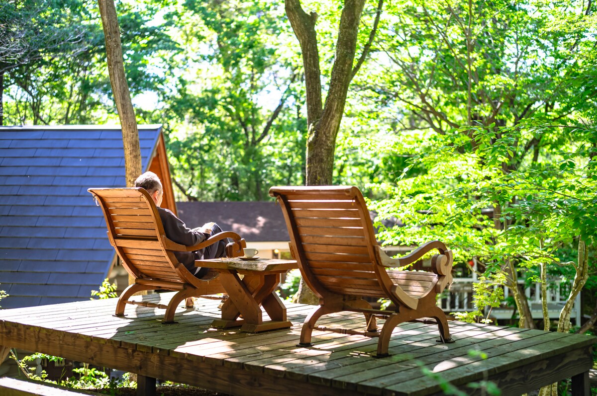[Komorebi Chair] Relax under the sunlight filtering through the trees. A work-case where inspiration is born in nature.