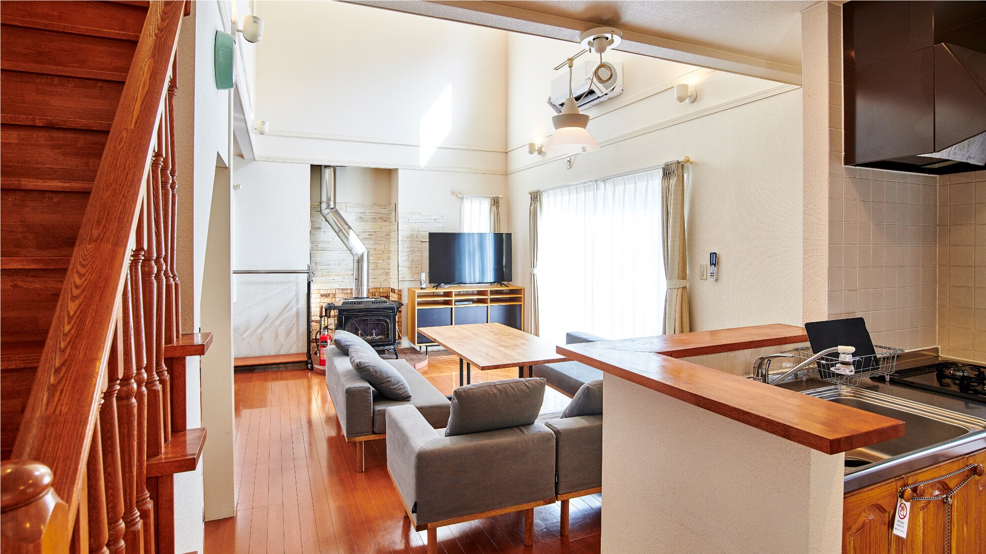 [Rental Cottage K Type] From the living room to the kitchen