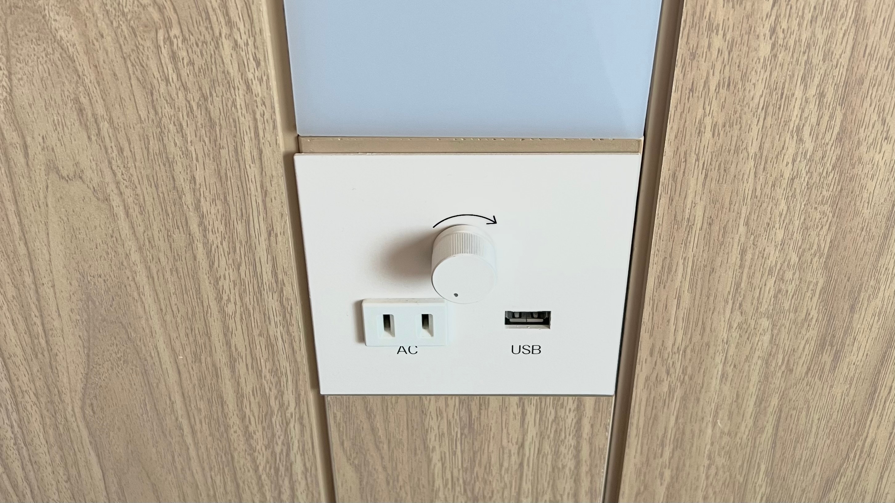 Phòng đơn được cải tạo có ổ cắm điện và USB ở đầu giường