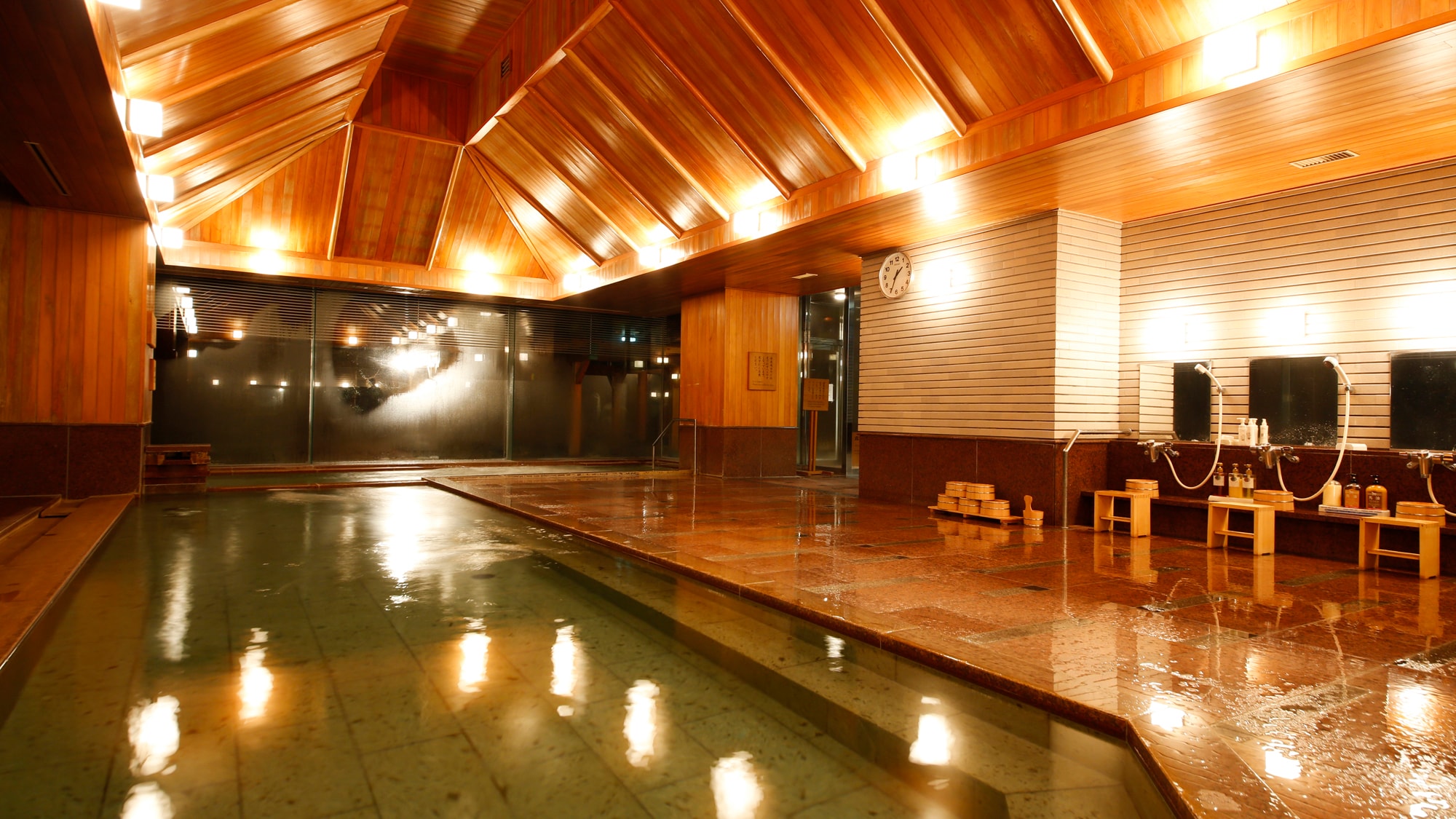 The spring quality is weakly alkaline. It is called "Bijin no Yu" with a pH value of 8.2.