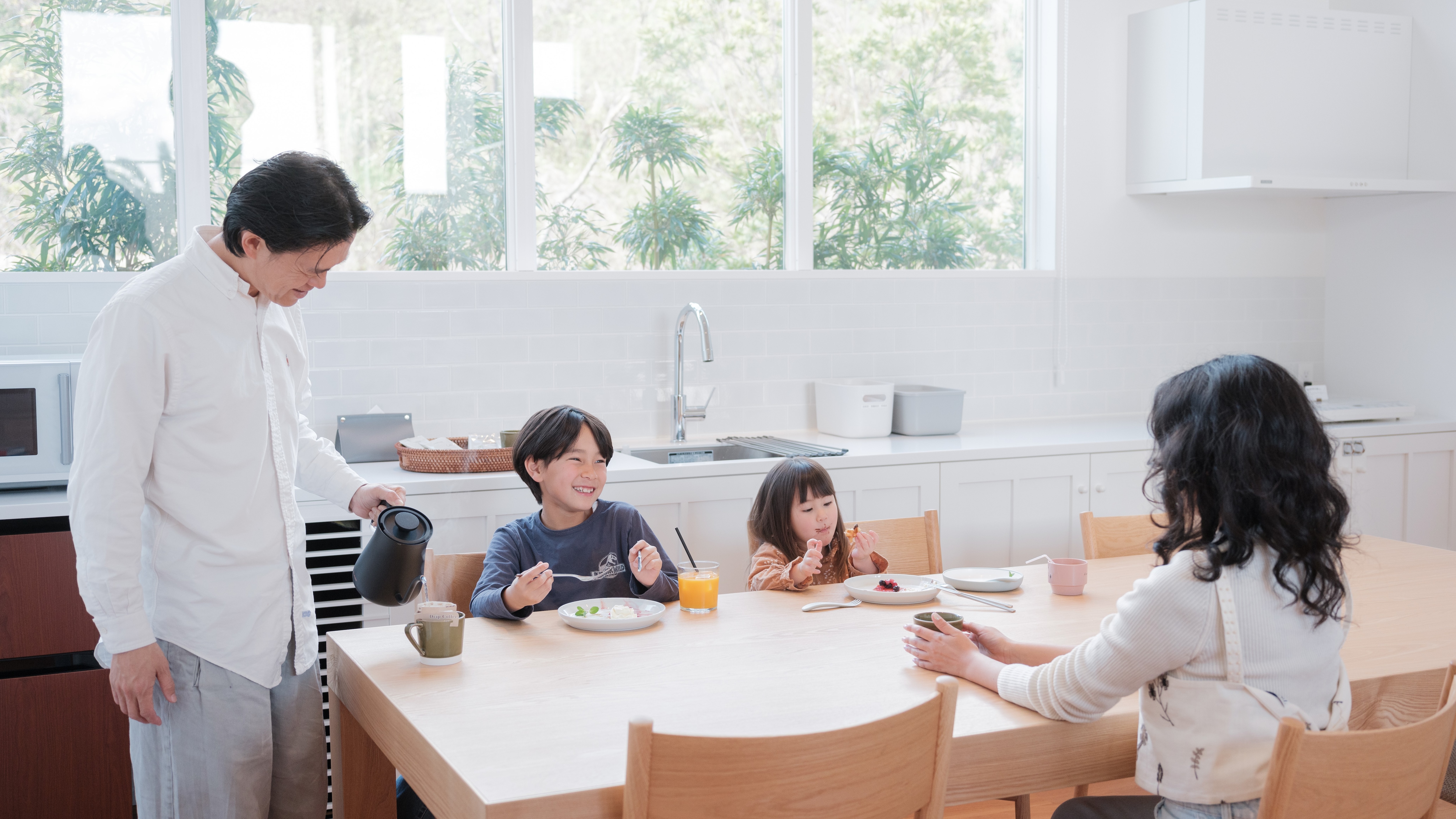 [Maisonette wide terrace] Spend time together as a family at the large dining table.