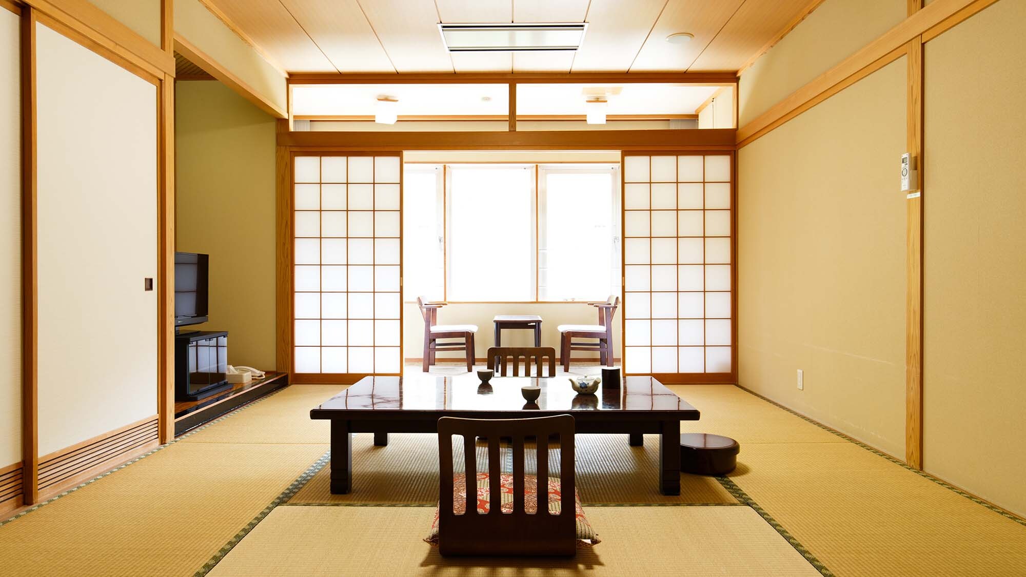 ・ <Example of Japanese-style room> You can stay while enjoying the sound of nature in a room facing the river.