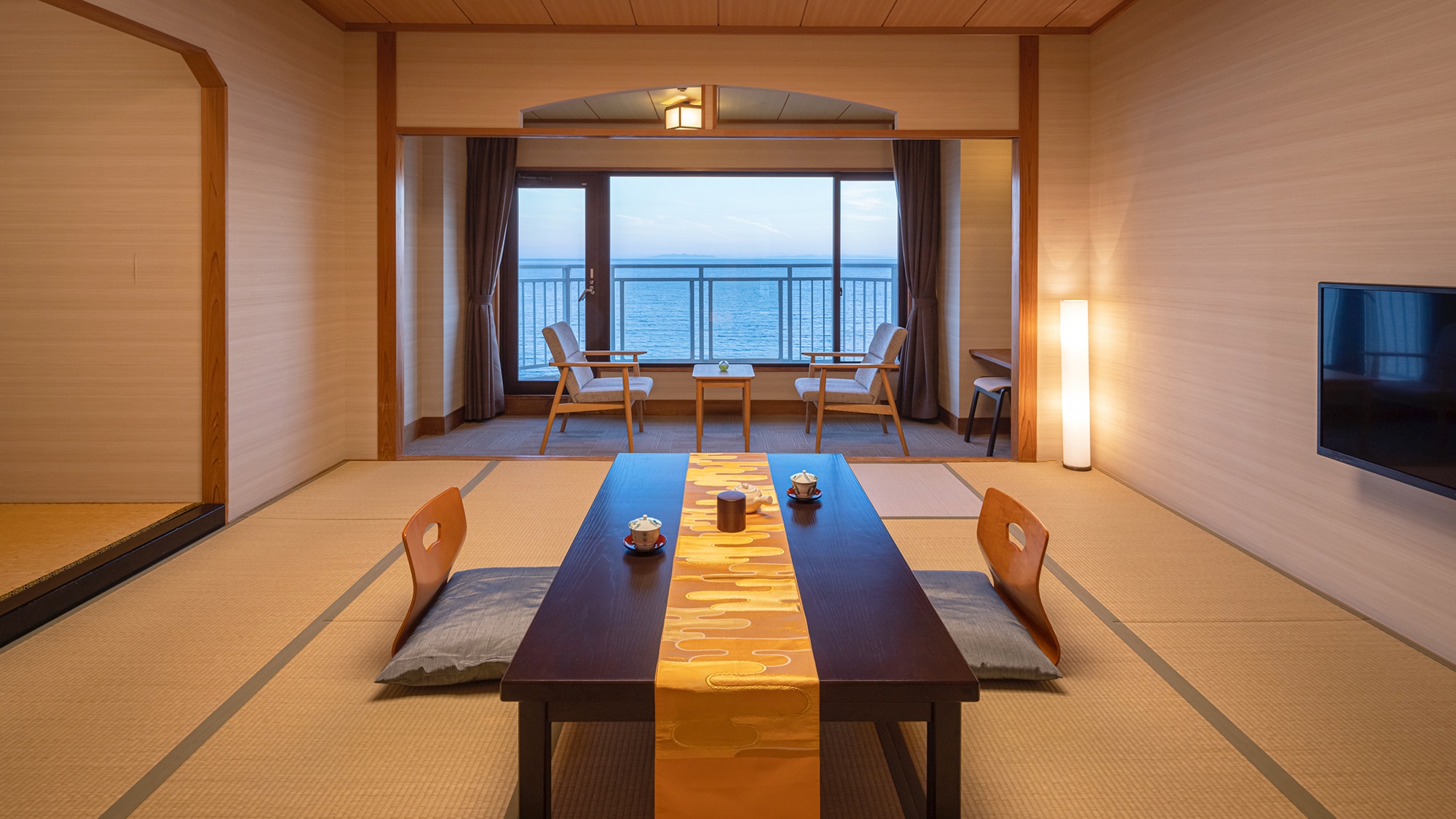 [Japanese-style room on the upper floors] Have a relaxing time with the "overwhelming sense of openness" where the azure sea spreads out to fill your view.