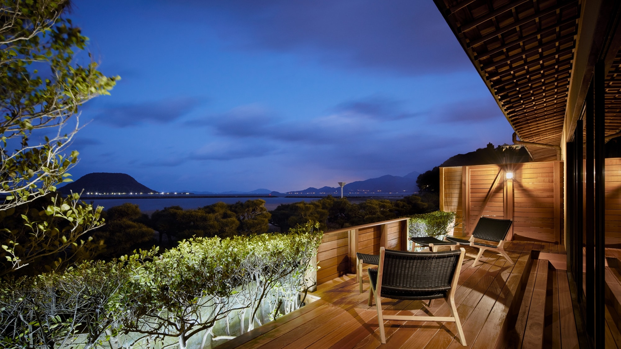 [10 chiếu tatami Thông, Tre, Mận] Phòng hướng biển sân thượng thắp sáng