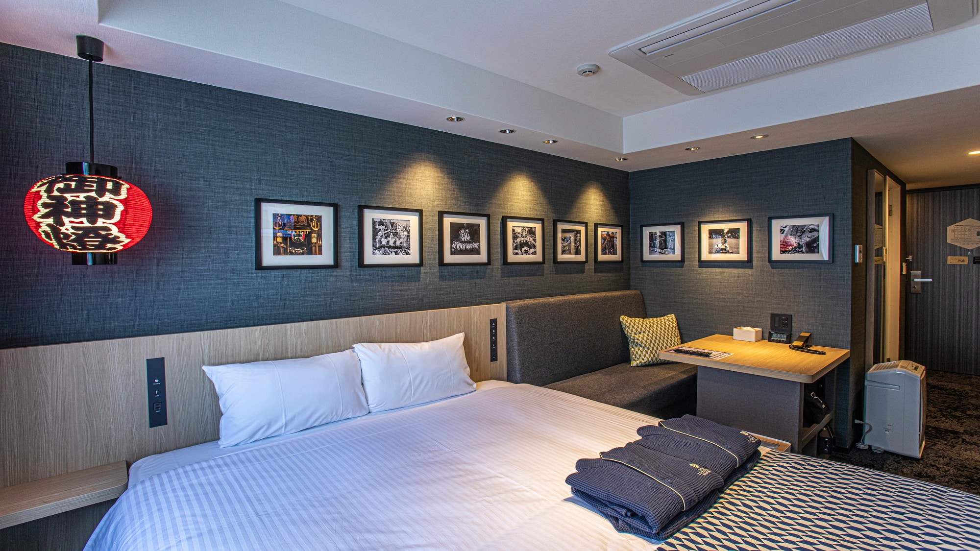 Double A A 160 cm queen bed is installed in an area of 16 m2. Co-sleeping with preschoolers is free of charge.
