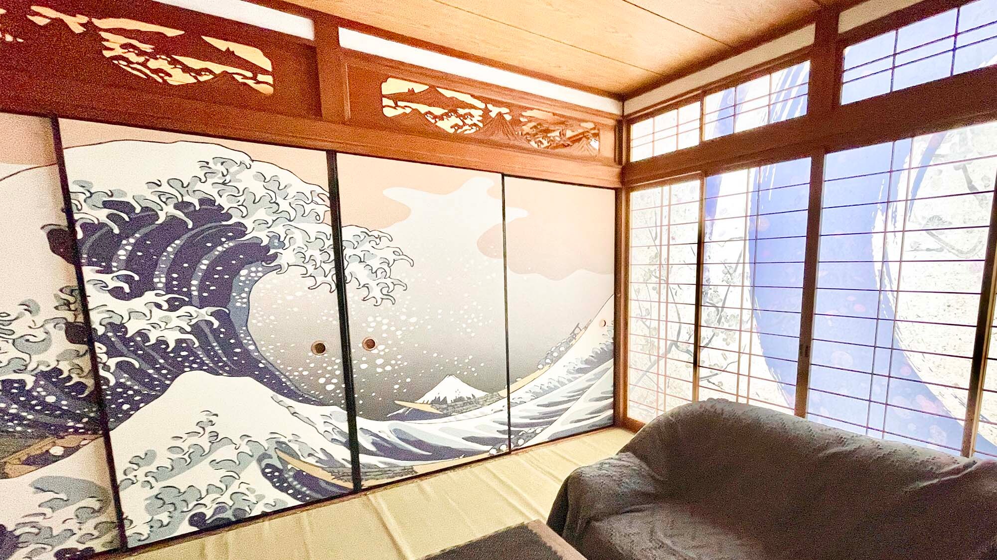 ・[日式房间] 推拉门上绘有葛饰北斋的《富岳三十六景》。