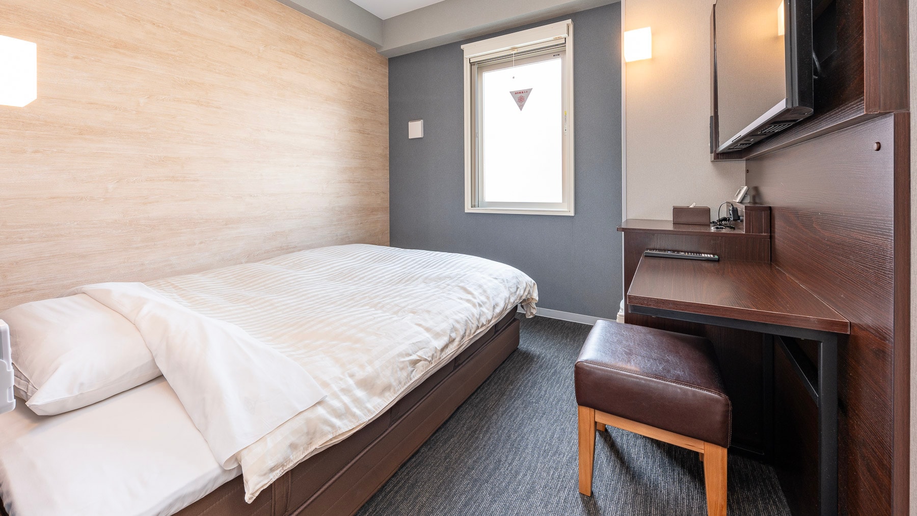 A 150cm wide bed and a mattress with just the right amount of firmness will ensure you a good night's sleep.