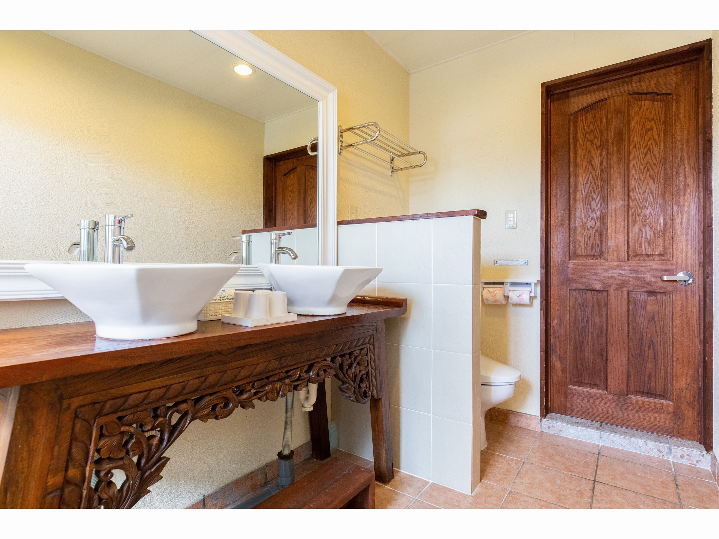 Standard room washbasin