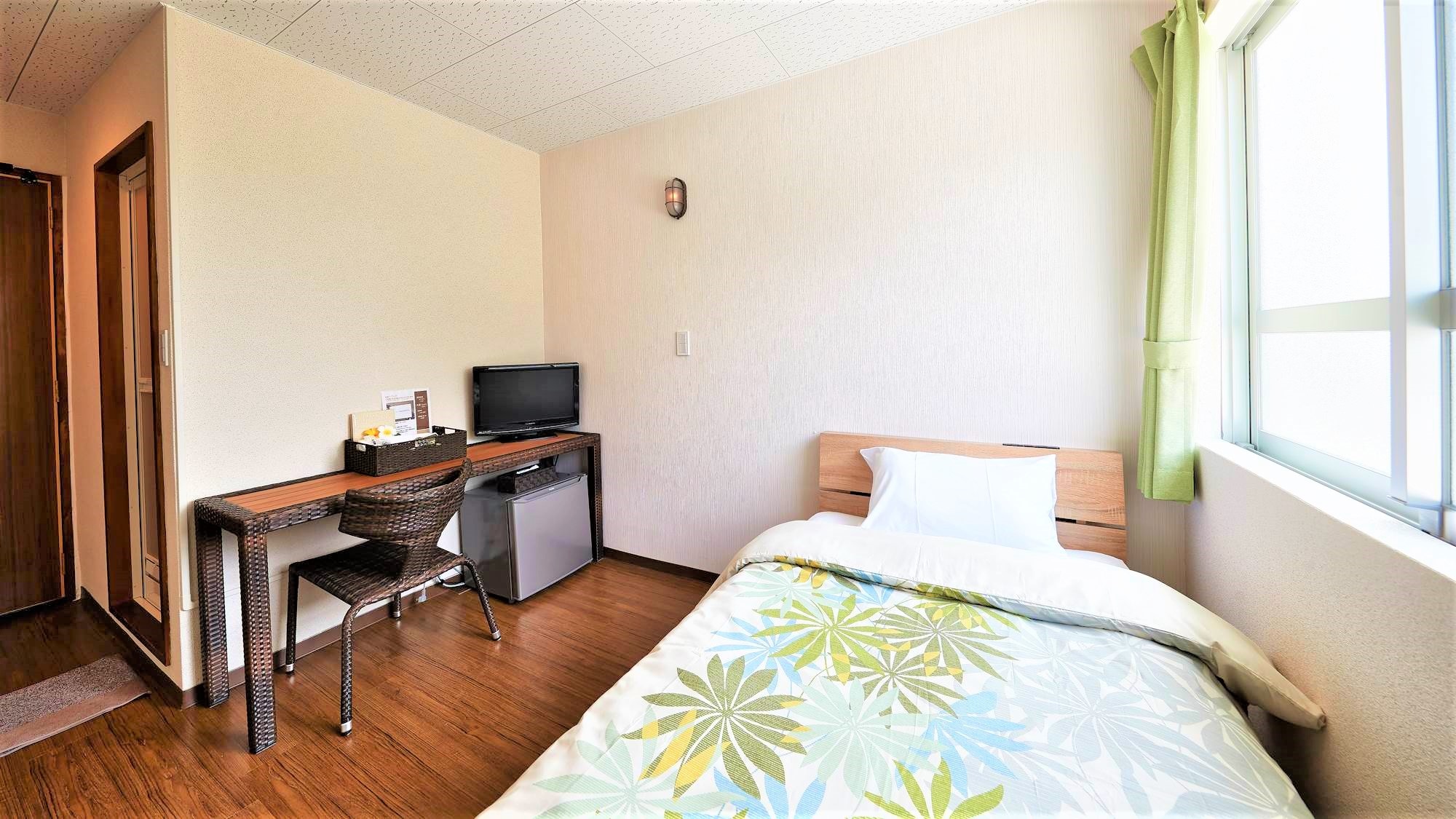 Single room (no bathtub, shower only)
