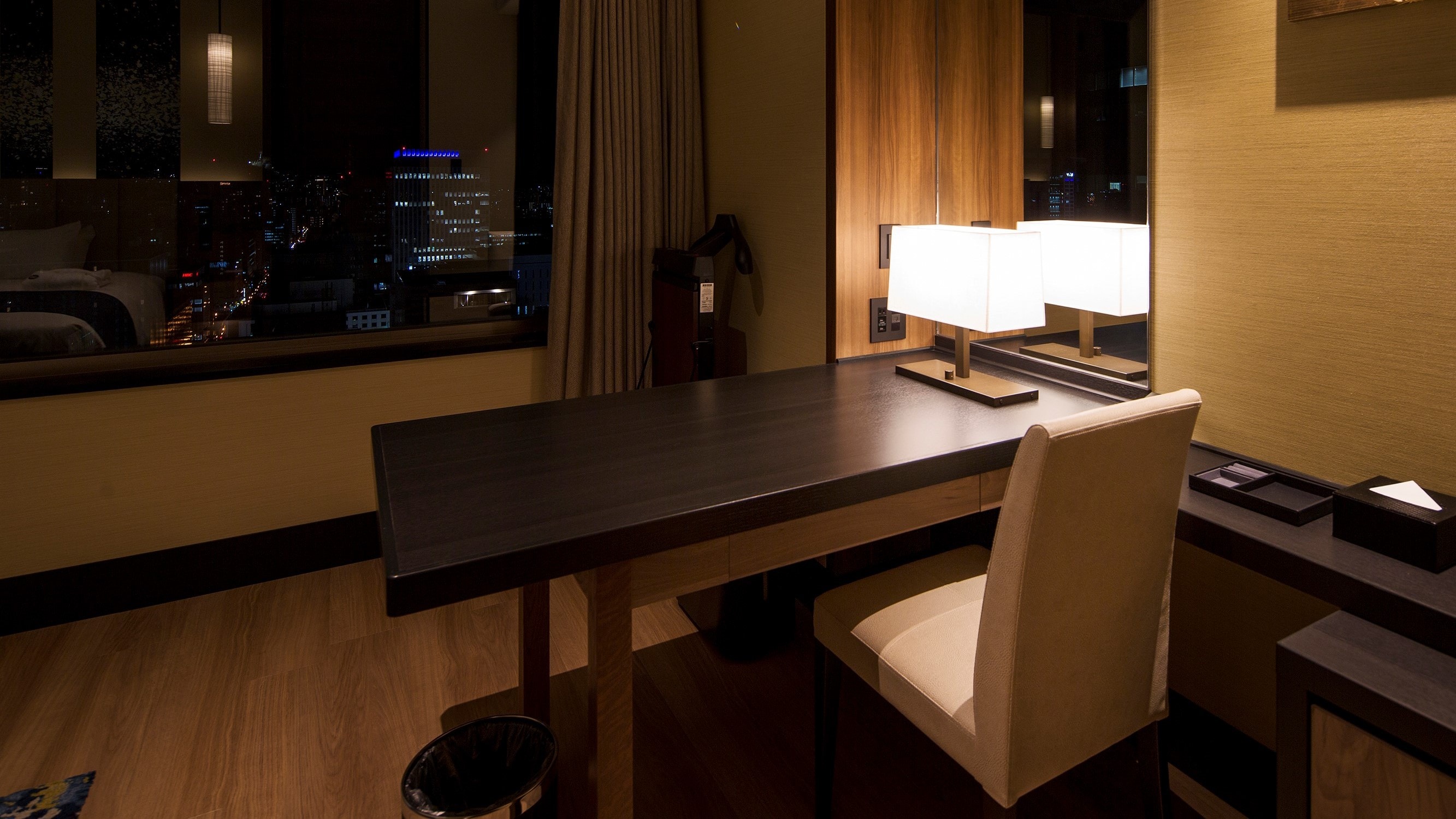 [Premium Floor] Premium Suite Room (64 sqm) Desk