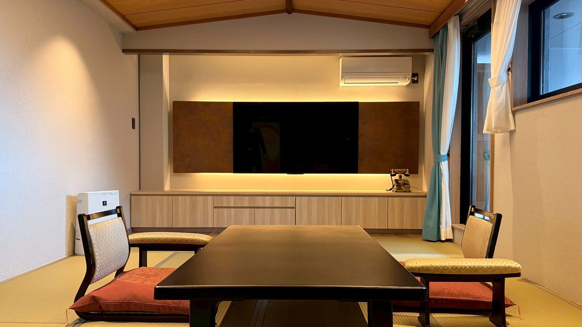 ห้องพักแขกชั้น 13 พร้อมอ่างอาบน้ำแบบเปิดโล่ง (ภาพ)