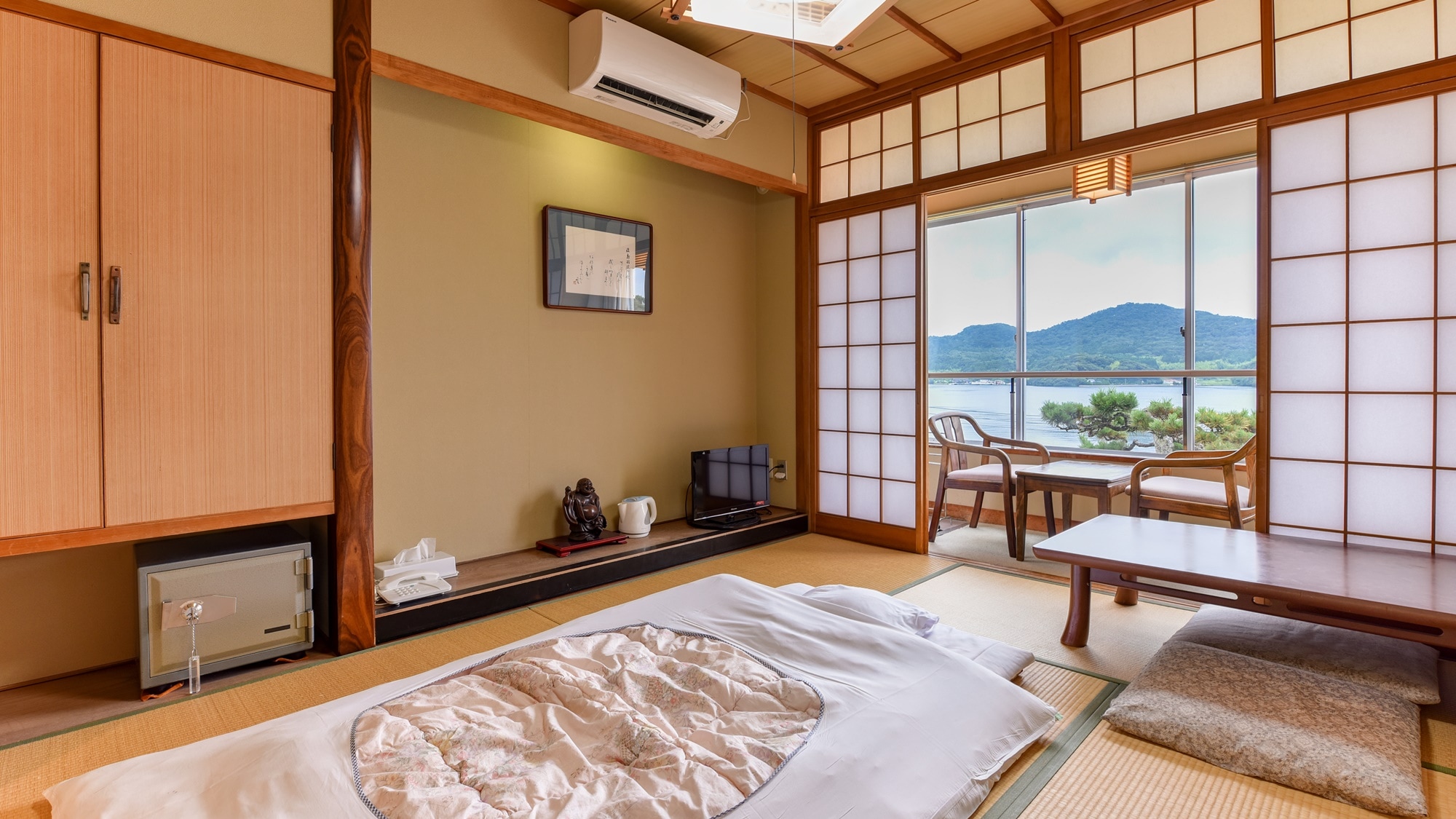 * [Example of a 6 tatami Japanese-style room facing the ocean] Futons will be laid out in the room in advance.