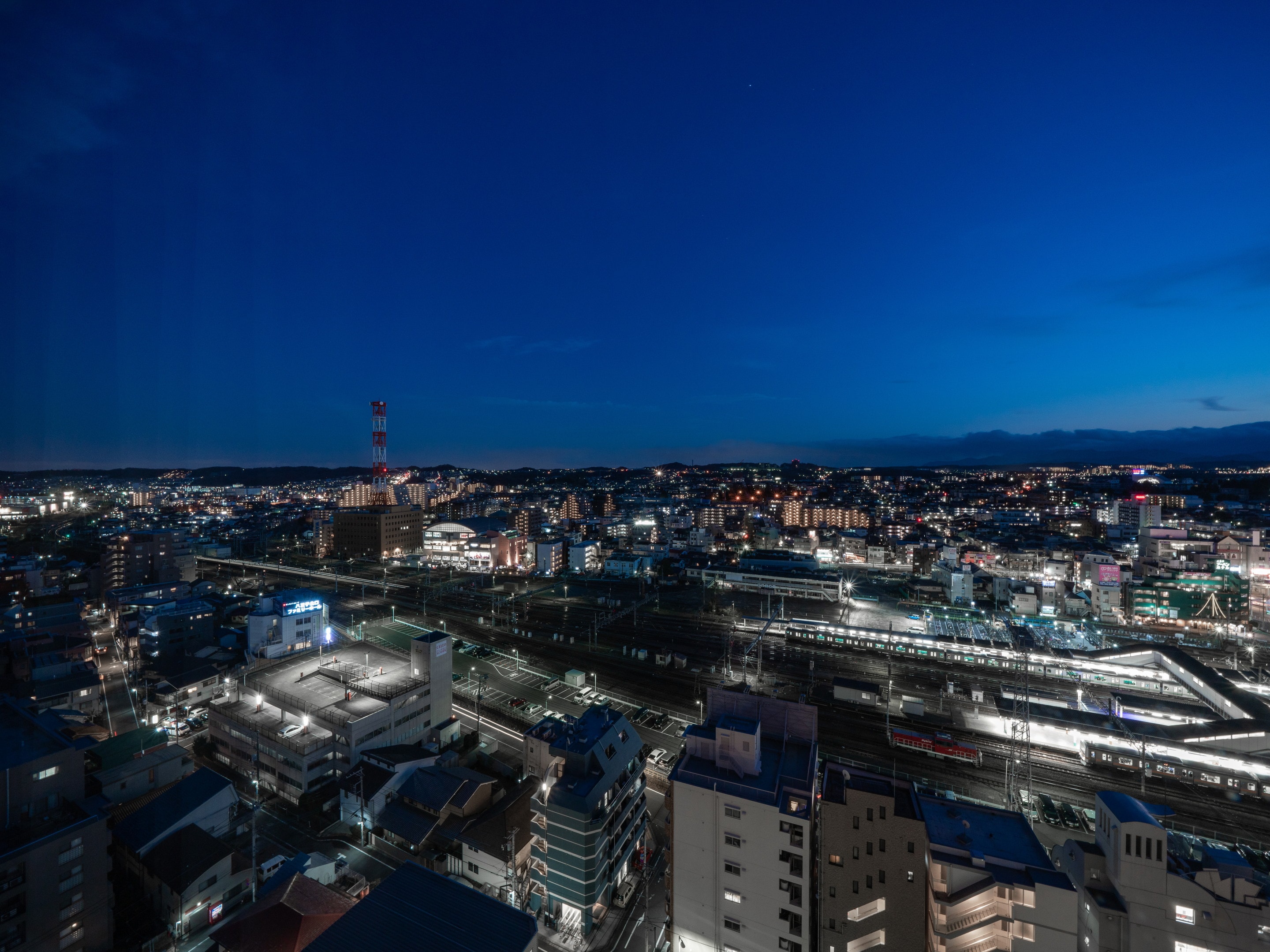 You can enjoy the night view of JR Hachioji Station and western Tokyo, where a wide variety of passenger and freight trains pass by.