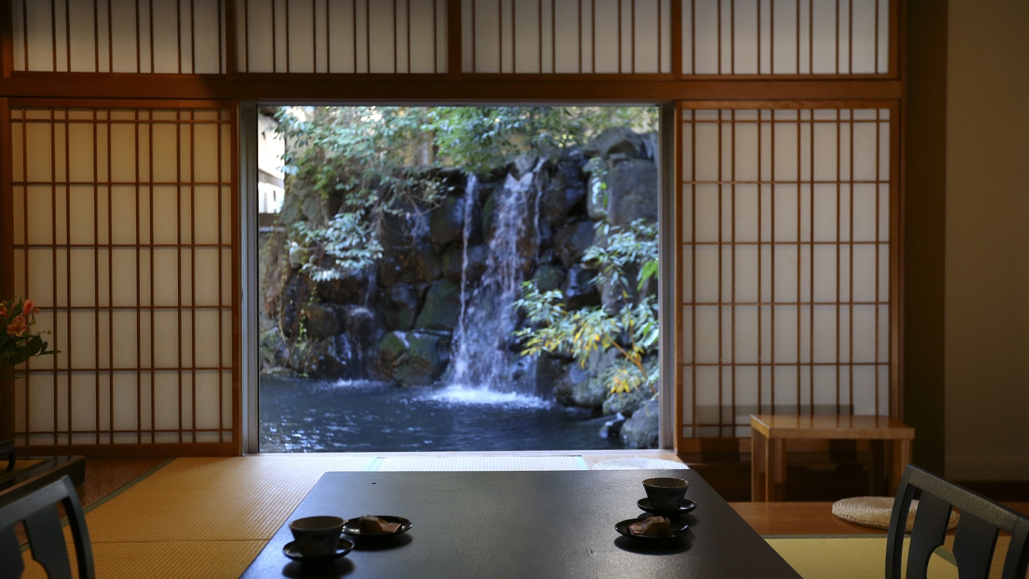 ◇ [Seiryuukan and Gyounkaku] From the rooms overlooking the courtyard, you can see the pond with a waterfall flowing through it.