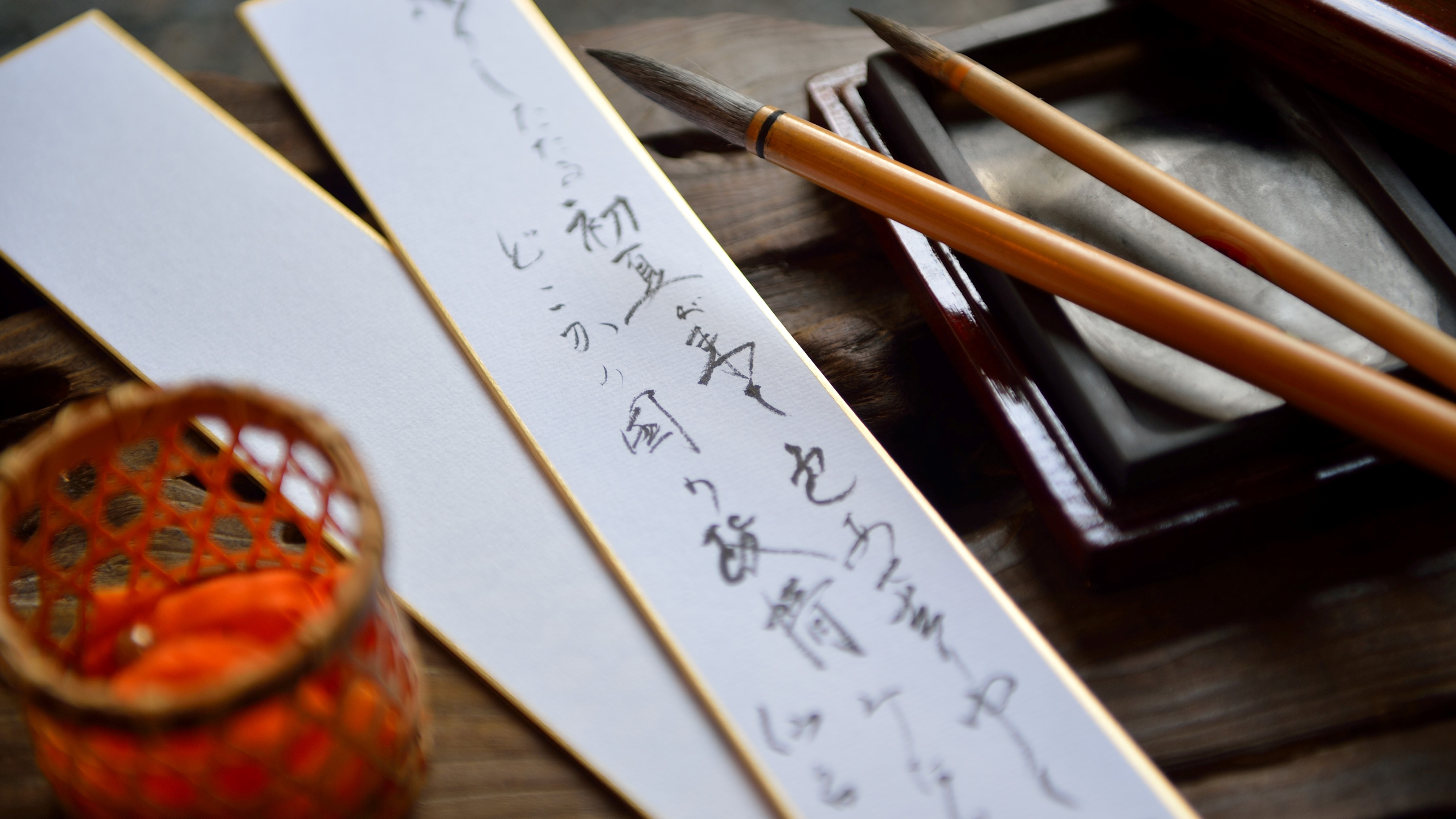 We provide strips of paper and calligraphy pens in the guest room, so you can relax until you feel like singing.