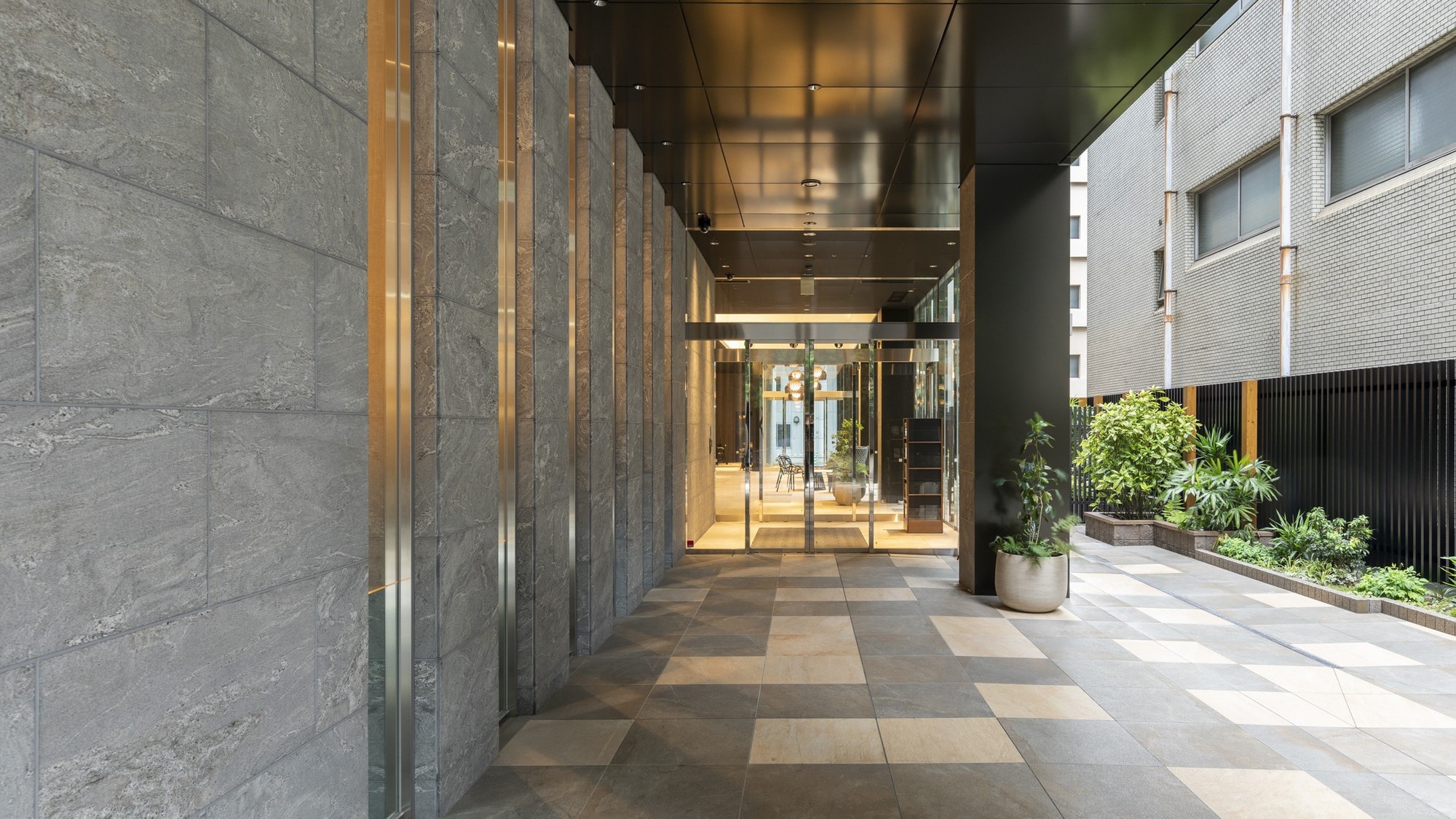 Appearance <entrance>