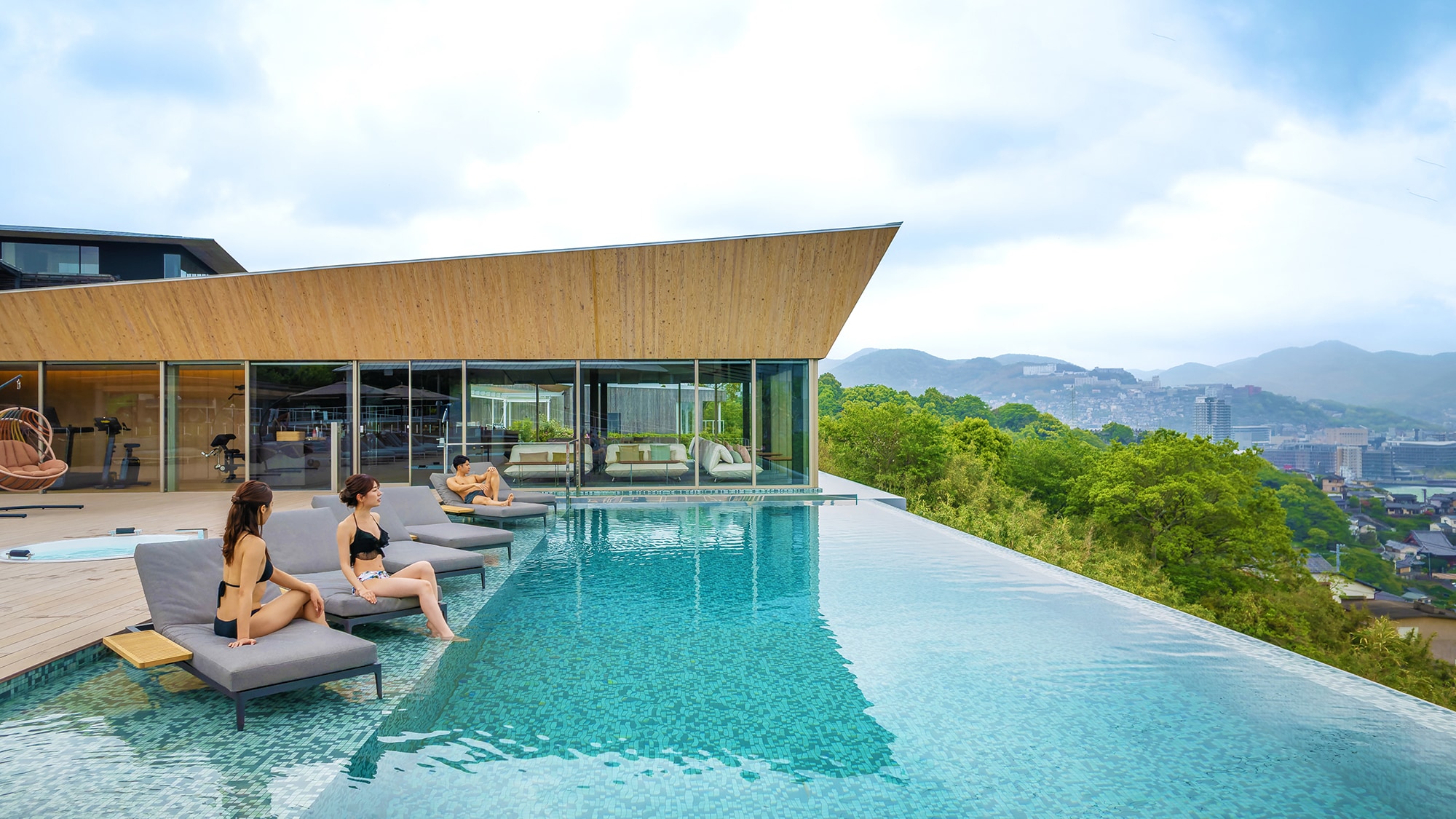 ■Newly opened in April 2011■【Infinity pool area】Comfortable breezes and clear skies create a resort-like atmosphere.