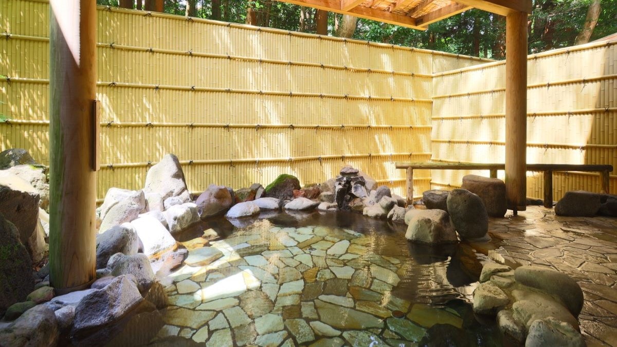 [Open-air public bath: Hana-no-Yu] Sodium chloride spring effective for recovery from fatigue and promotion of health