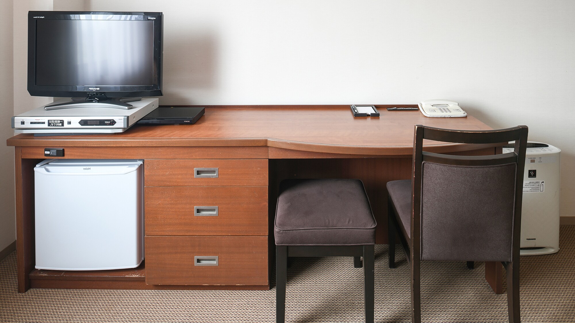 Mejanya luas, jadi Anda bisa bekerja dengan nyaman.