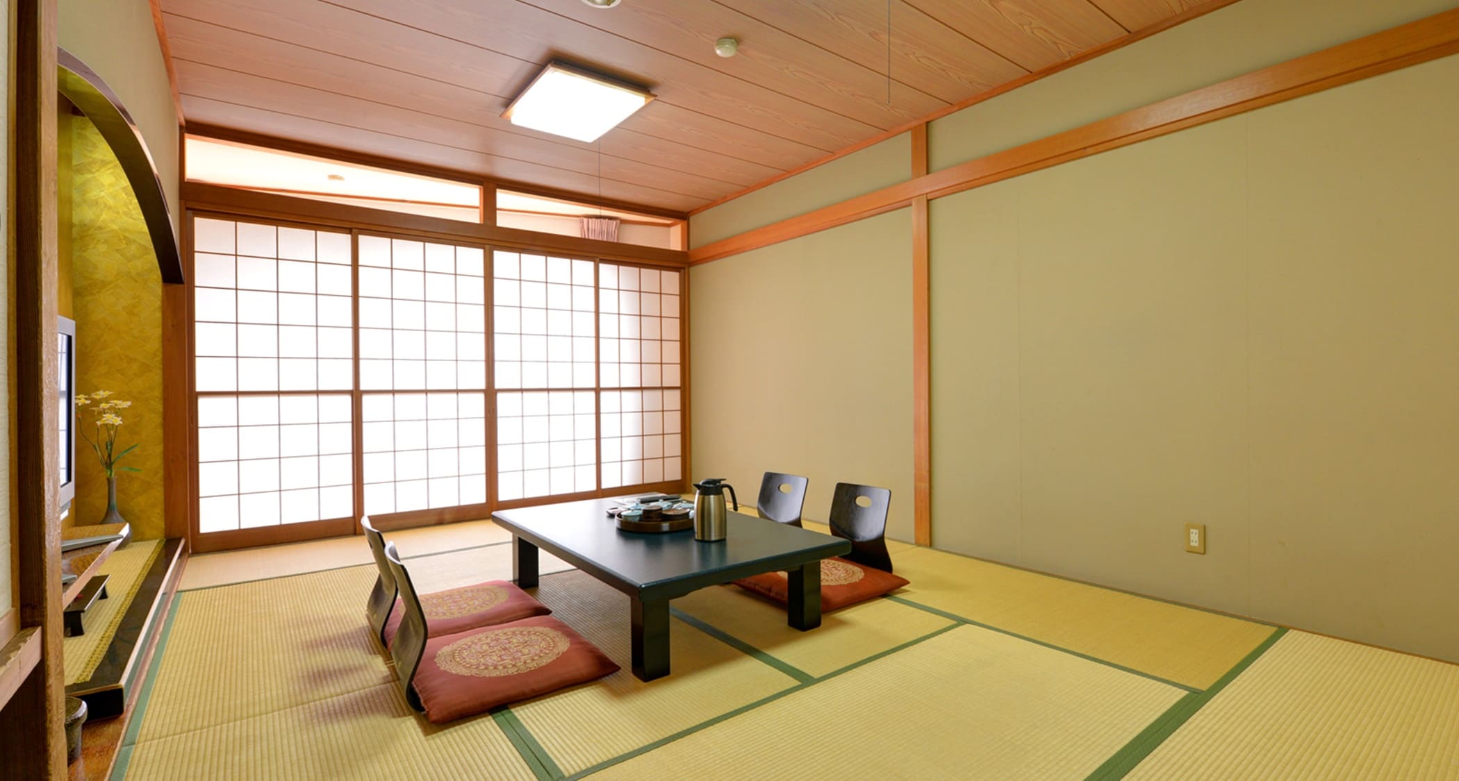 *Guest Rooms: Beautiful Japanese-style rooms with a view of the Nasu Mountain Range and the four seasons of the Naka River from afar