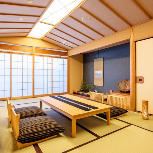 Kamar suite Kamar Hiougi bergaya Jepang