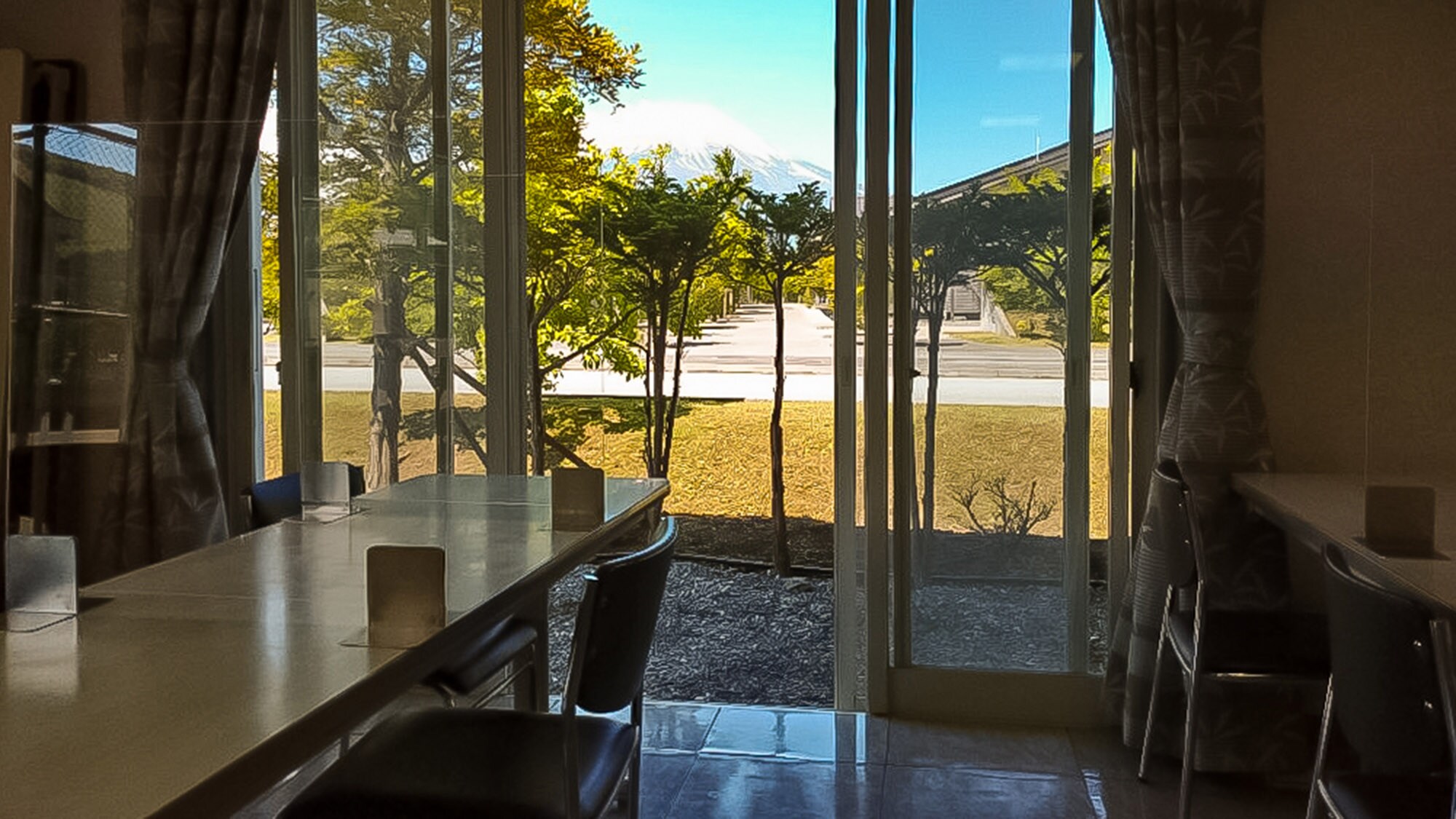 ・ You can see the refreshing greenery and Mt. Fuji from the window of the cafeteria.