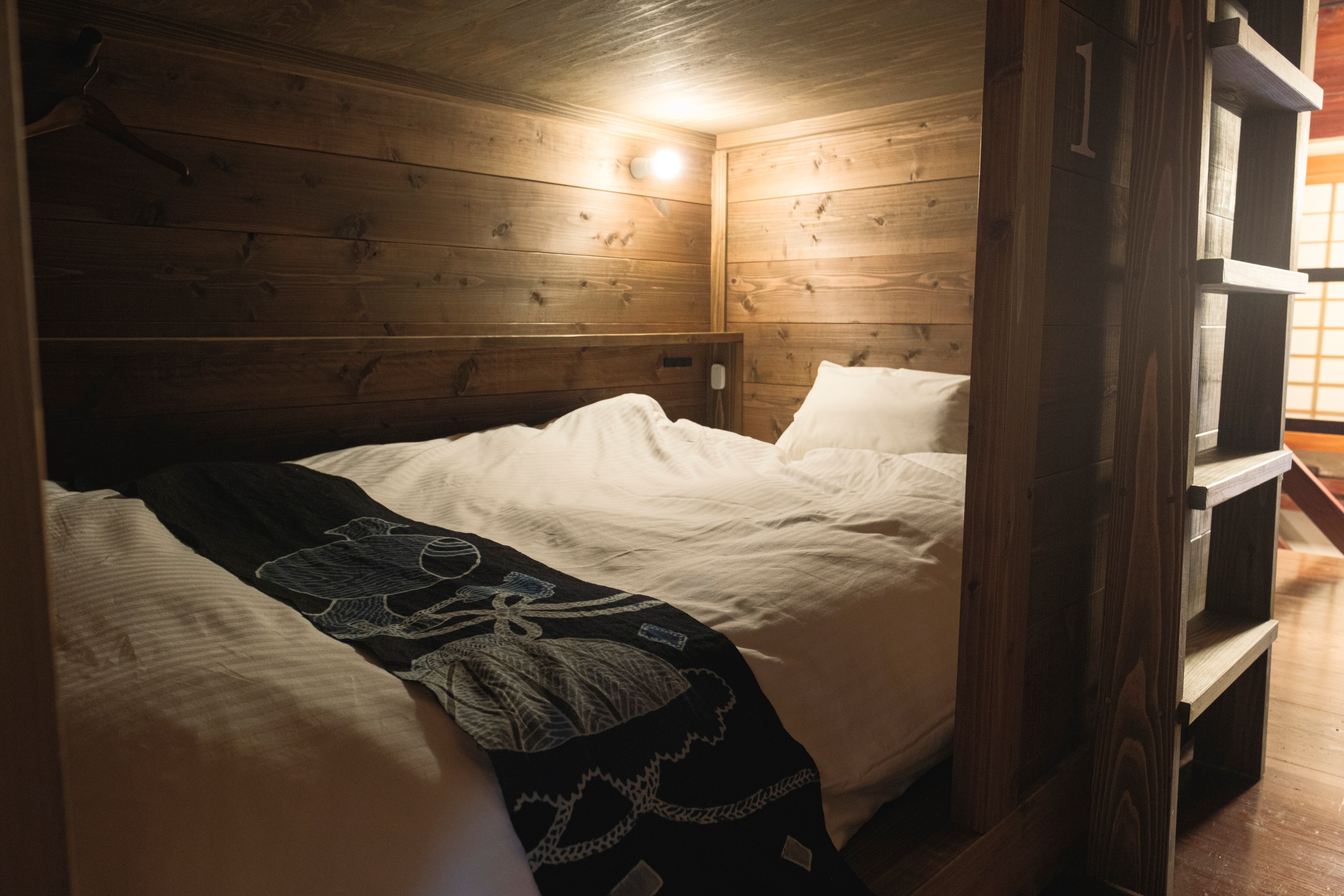 Ruang Bank｜Ruang bank yang populer memiliki tempat tidur susun semi-ganda asli yang terbuat dari kayu cedar Akita.