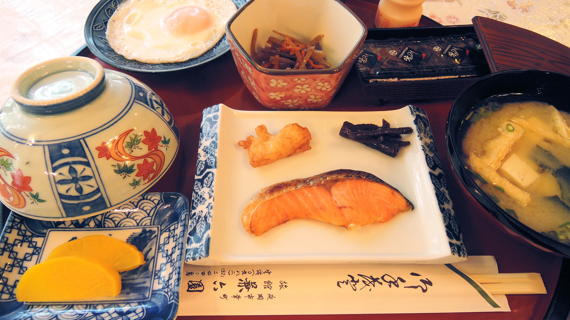 * [Breakfast example] Grilled fish, small bowls, egg dishes, cold tofu, rice, miso soup, etc.