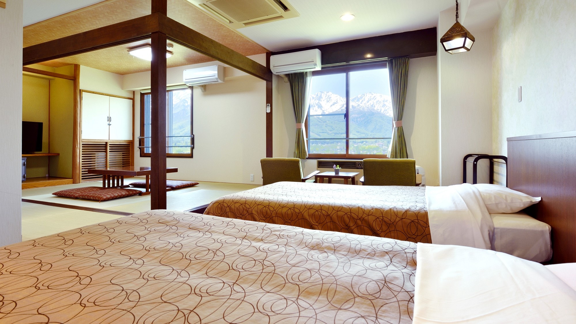 [日式和西式房間] 北阿爾卑斯山一側的房間被稱為白馬觀景房。天氣好的時候，可以欣賞到壯麗的景色。